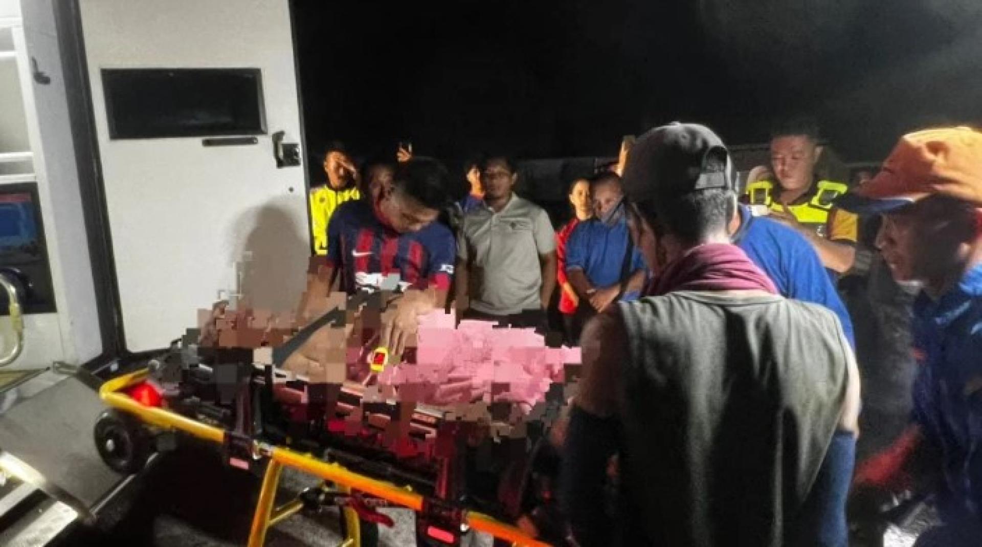 伤者在送往达罗医院前，先在现场接受初步治疗。（照片来源：砂拉越消拯局行动中心）