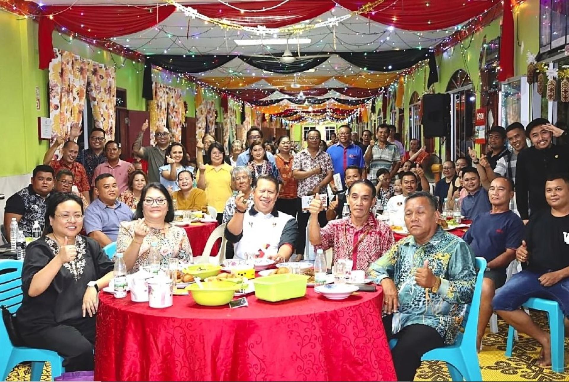 莫哈末波尔干日前在诗巫出席活动时，与嘉宾及当地居民合影。