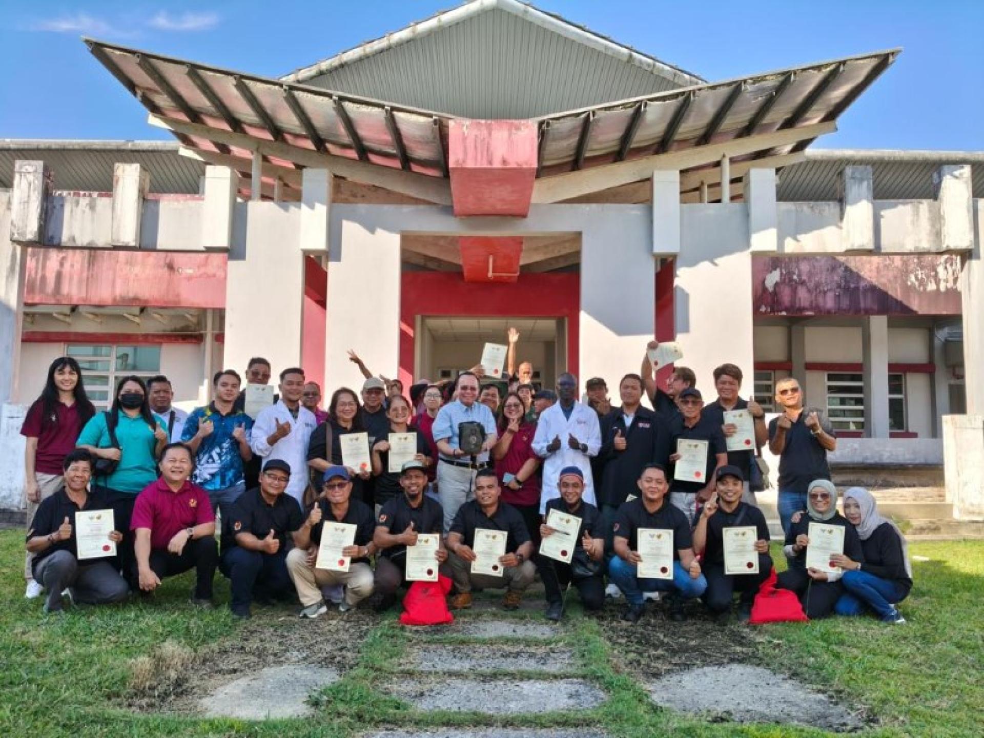 工作坊参与者合影。