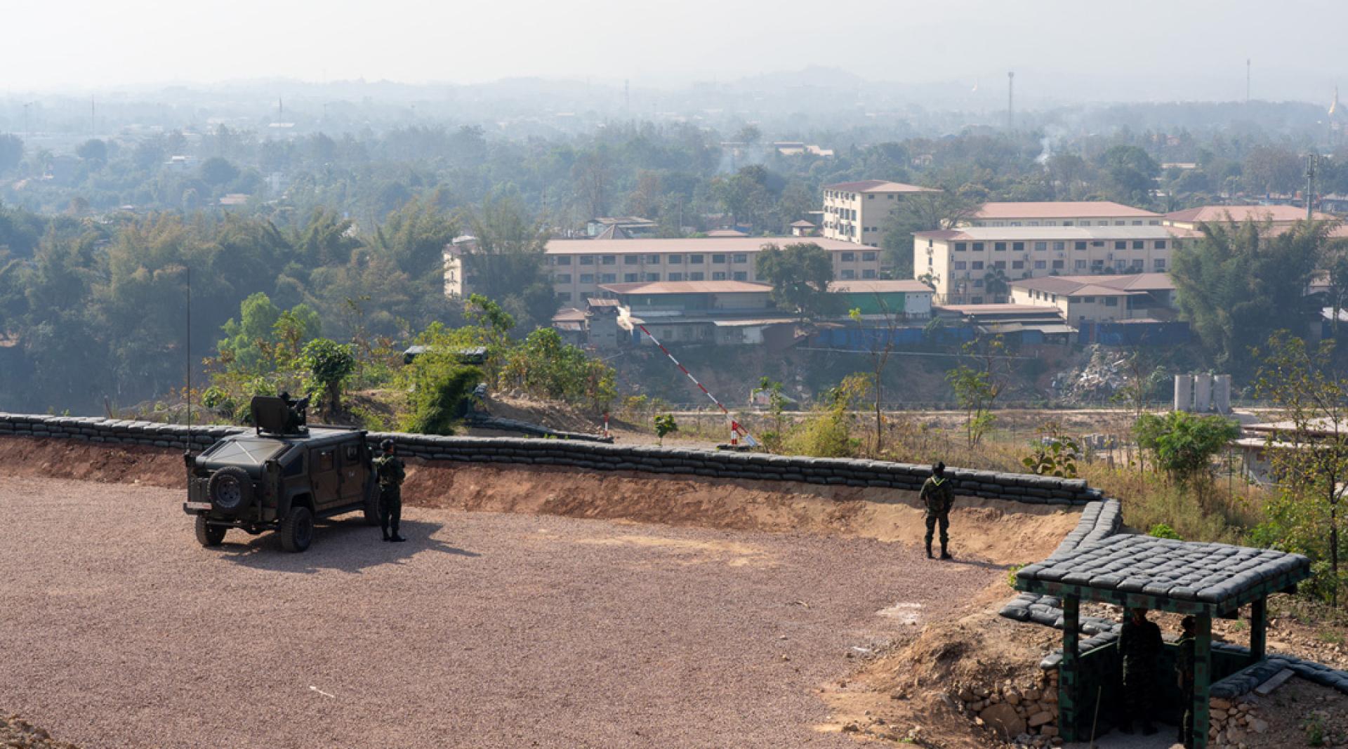 英媒报道，自2021年军方发动政变推翻民主政府，并对异议人士展开暴力镇压以来，这个东南亚国家已深陷内战3年，炮火、焚毁城镇和任意逮捕已成为家常便饭。图为泰缅边界。