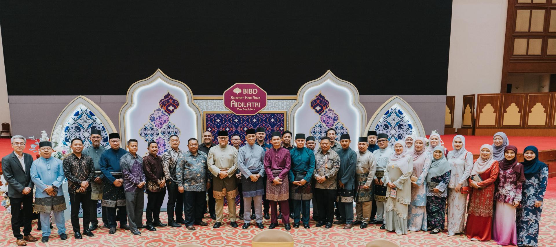 汶莱伊斯兰银行董事经理兼首席执行官朱奈迪与该行高层、行政人员合影