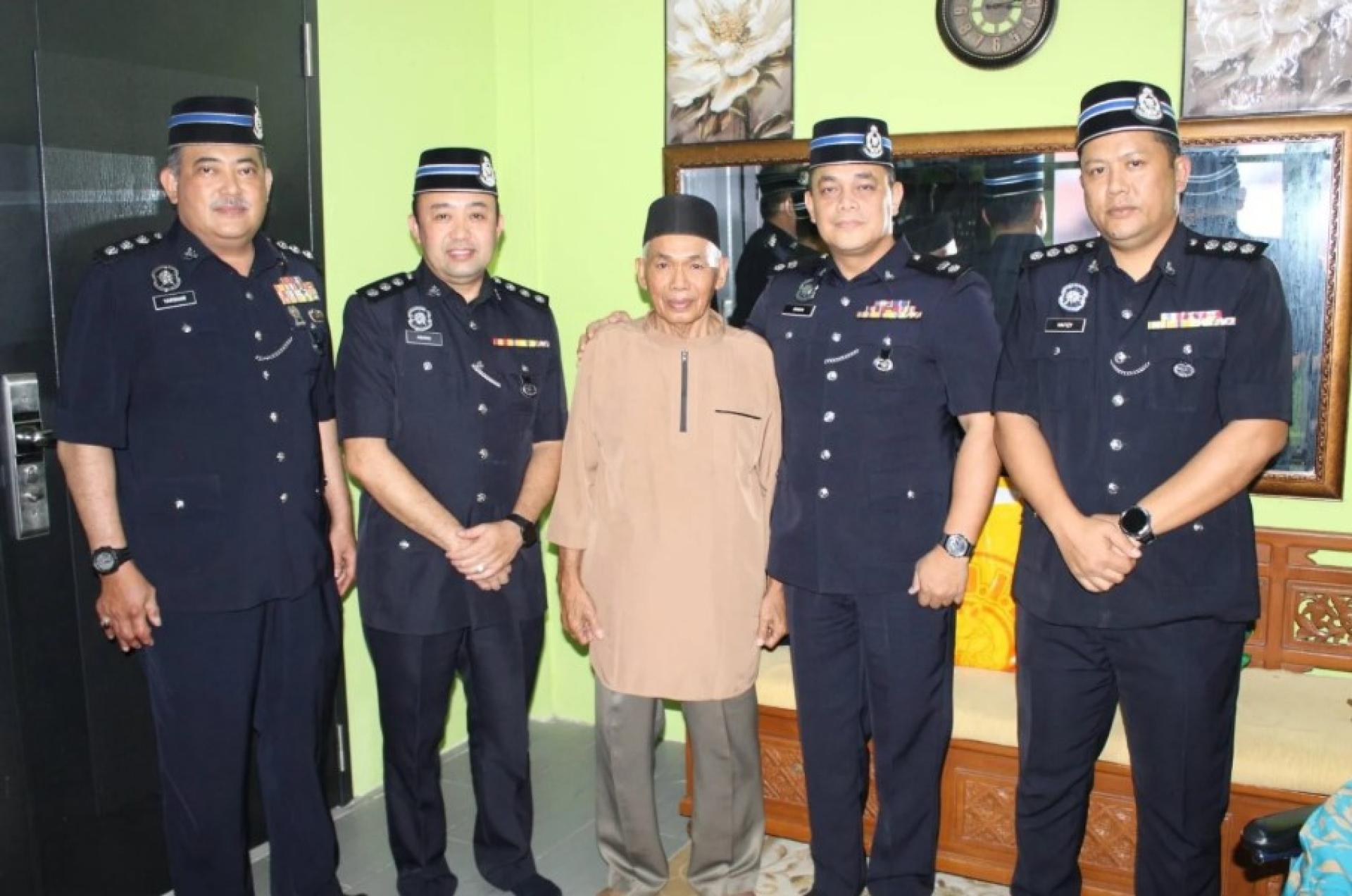 莫哈末沙林（中）与莫哈末伊尔万（右2）及高级警官合影留念。