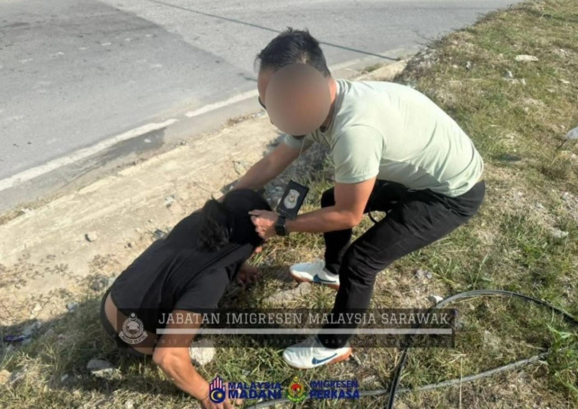 两名涉嫌涉及吸毒活动的嫌犯在泛婆大道巴甘奴路口被逮捕。