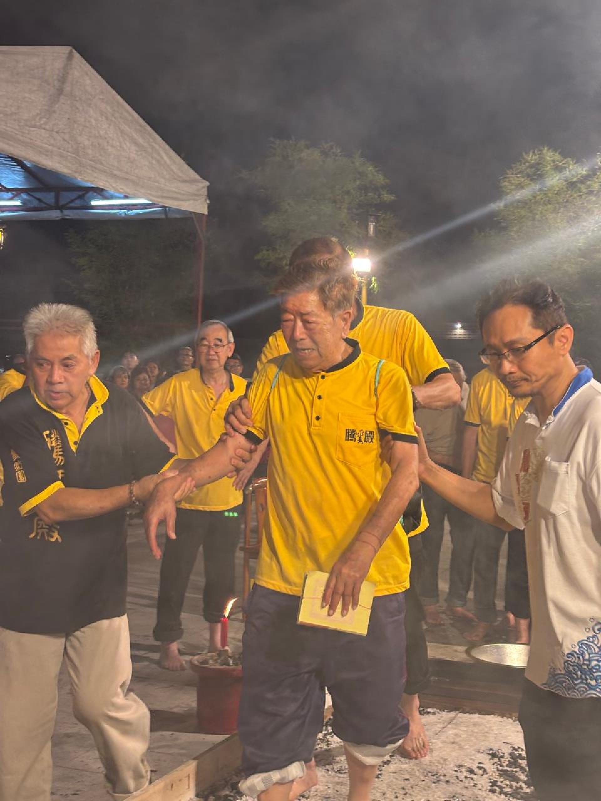 汶莱腾云殿董事长李永贞进行过火除瘟法事