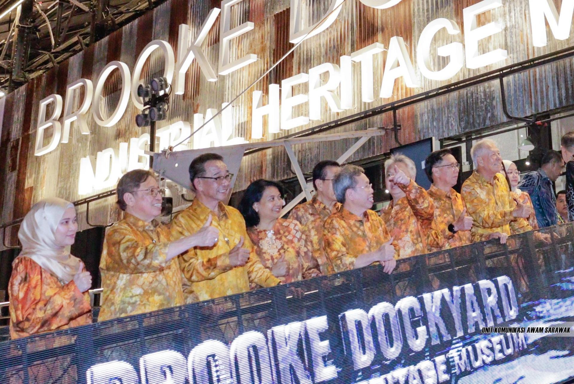 砂总理阿邦佐哈里（左2）为布洛克船坞工业遗产博物馆主持开幕后，与众嘉宾合影。