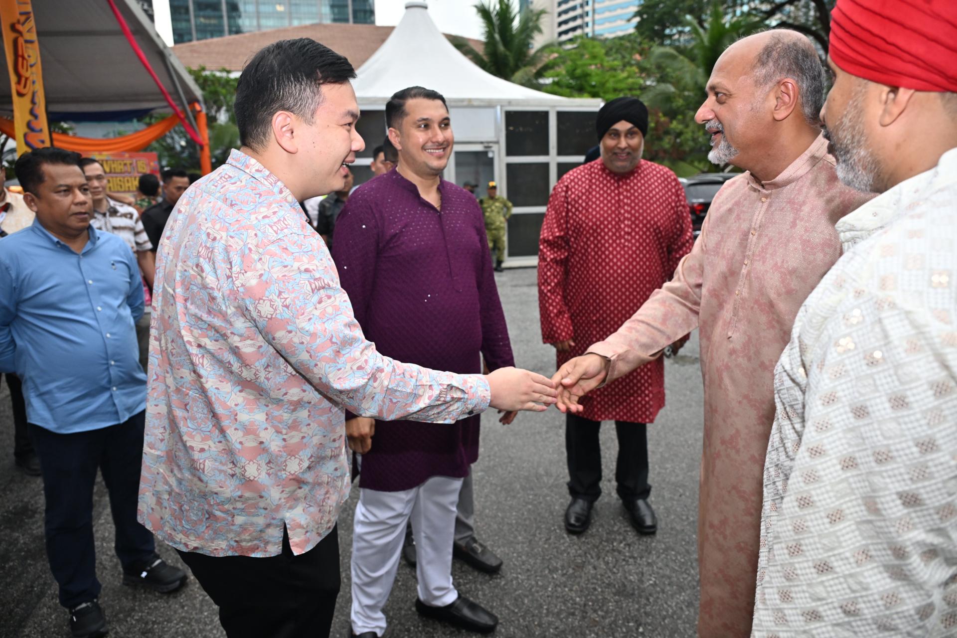 旅游、艺术及文化部副部长兼美里国会议员赵俊文与数码部长哥宾星友好握手。