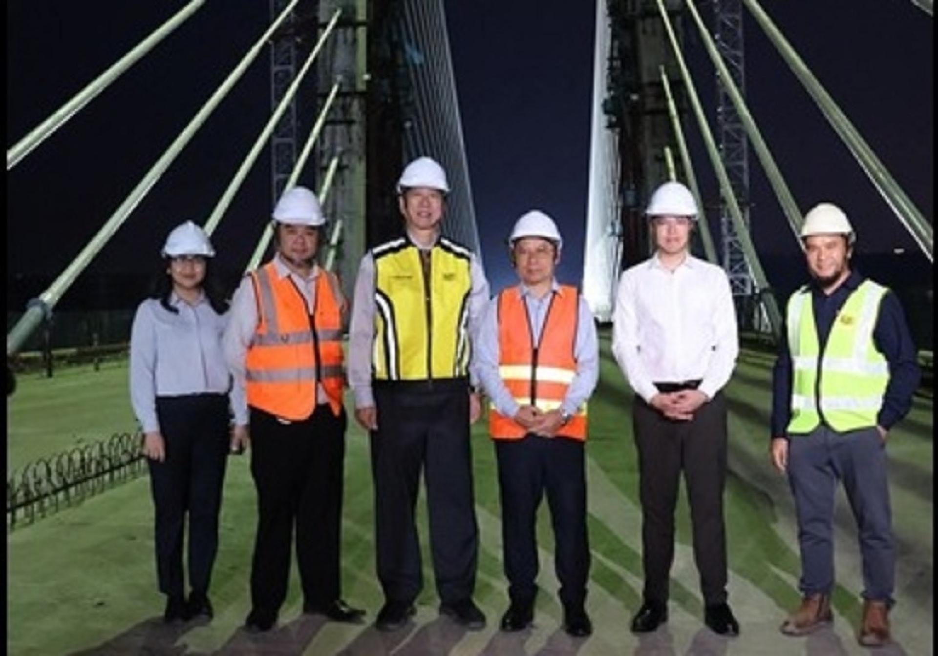 砂拉越公共工程局局长拿督莫里斯视察实仁甲大桥工程进展后合影。