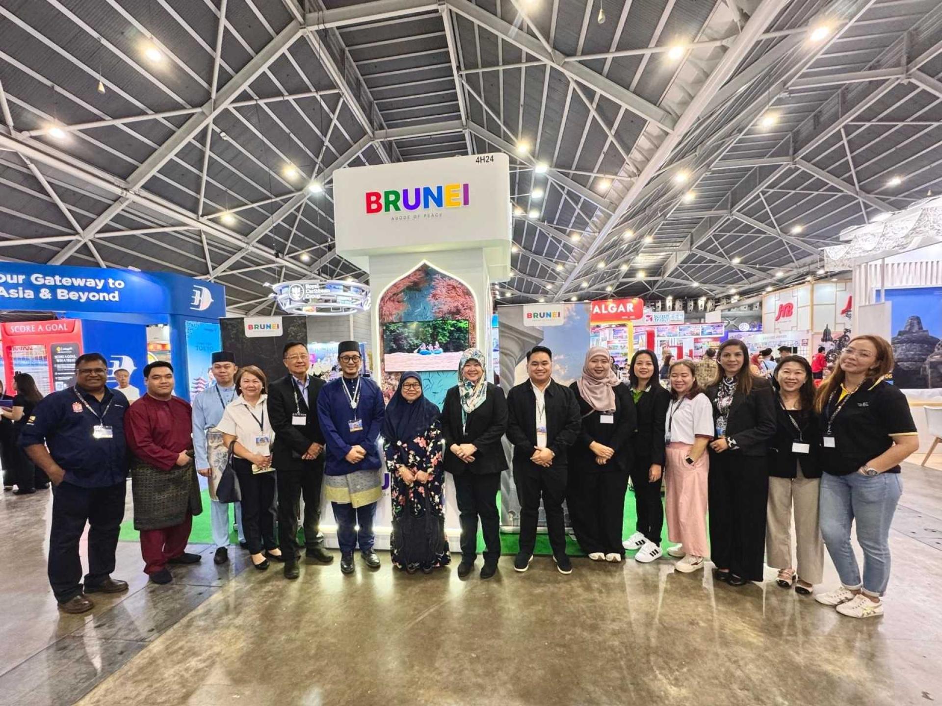 汶莱旅游局官员与旅行社代表在会展合影