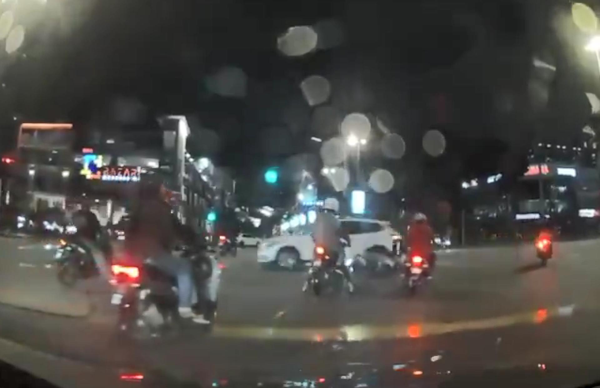 行车记录仪拍下的画面。