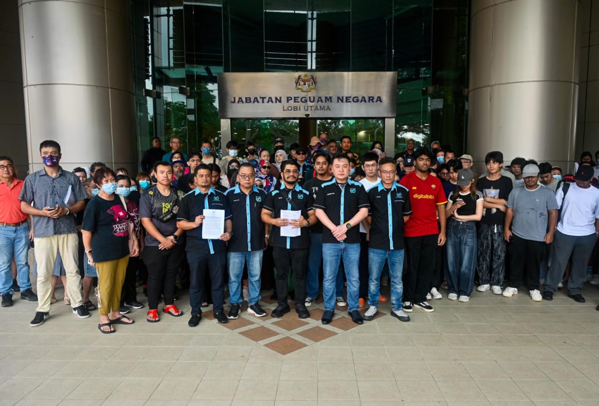 希山（左4）移交投资者的上诉信给总检察署代表，左3是胡杰良。