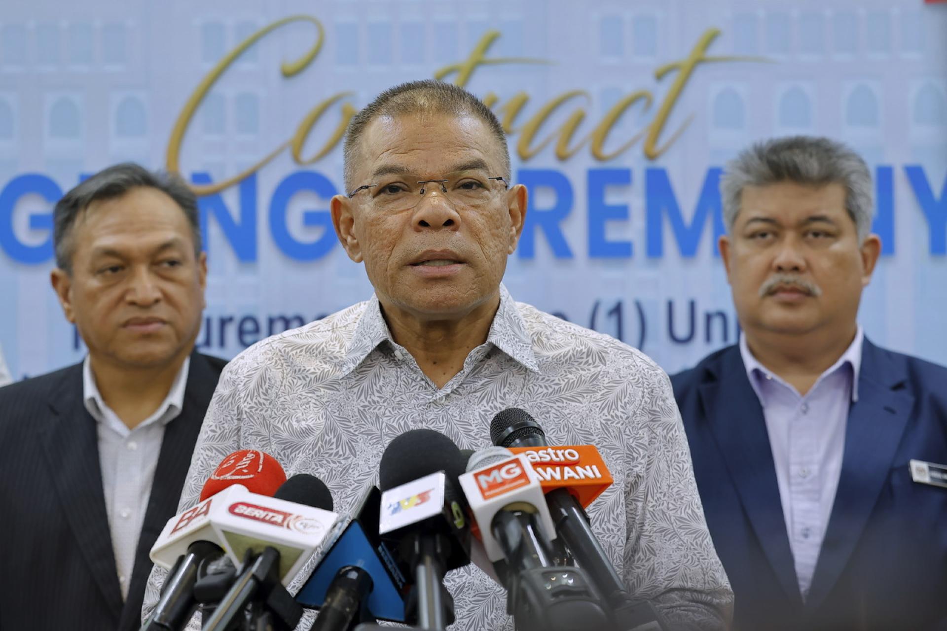 赛夫丁（中）：若采用新外劳招聘系统“TURAP”的建议带上内阁，内政部届时会发表看法。