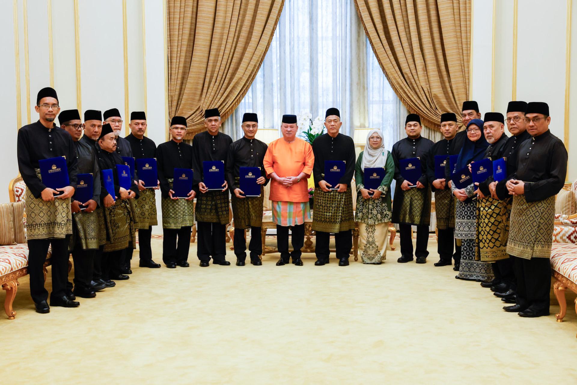 苏丹依布拉欣陛下（左10）颁发委任状予14名法官后合影。