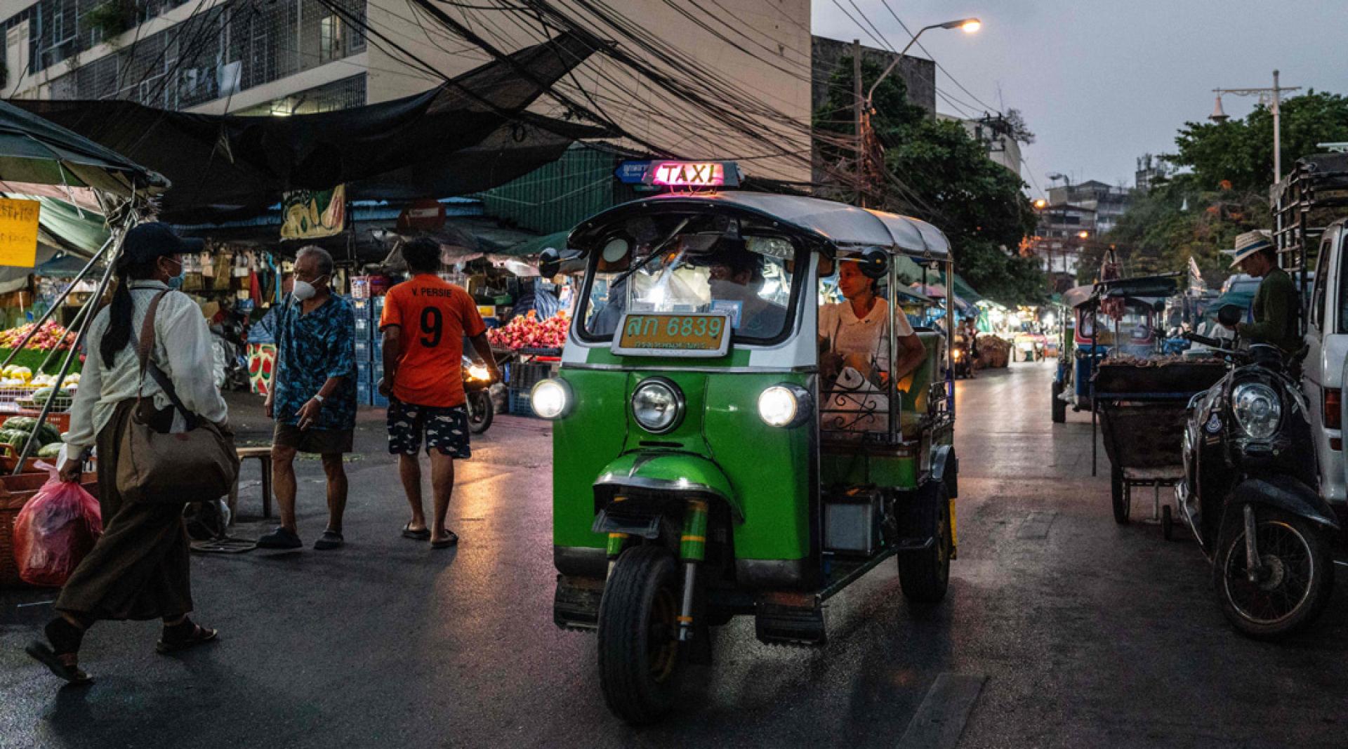 能源危机带来经济压力，泰国政府拟举债应对。
