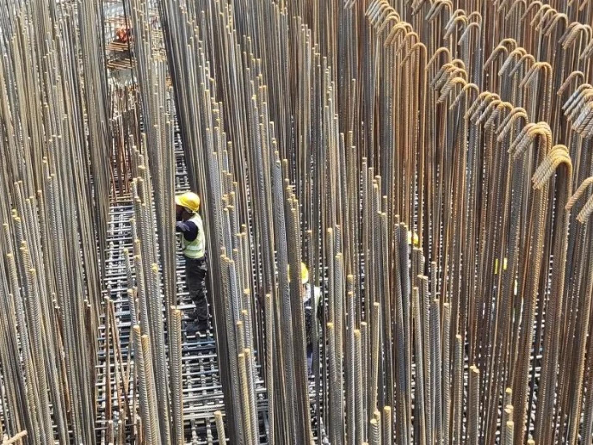 2023年9月5日，实仁甲大桥工程施工现场的工人。