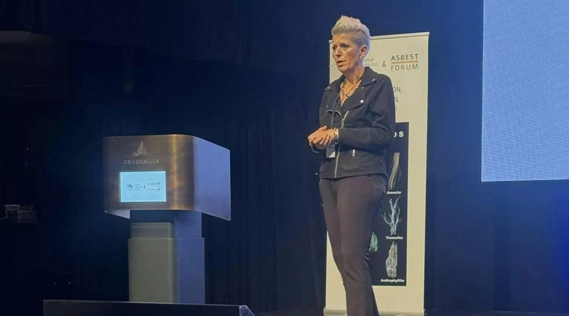 现在的詹姆斯开始四处演讲，提升大众对石棉相关疾病的认识，并协助新确诊患者面对病情。