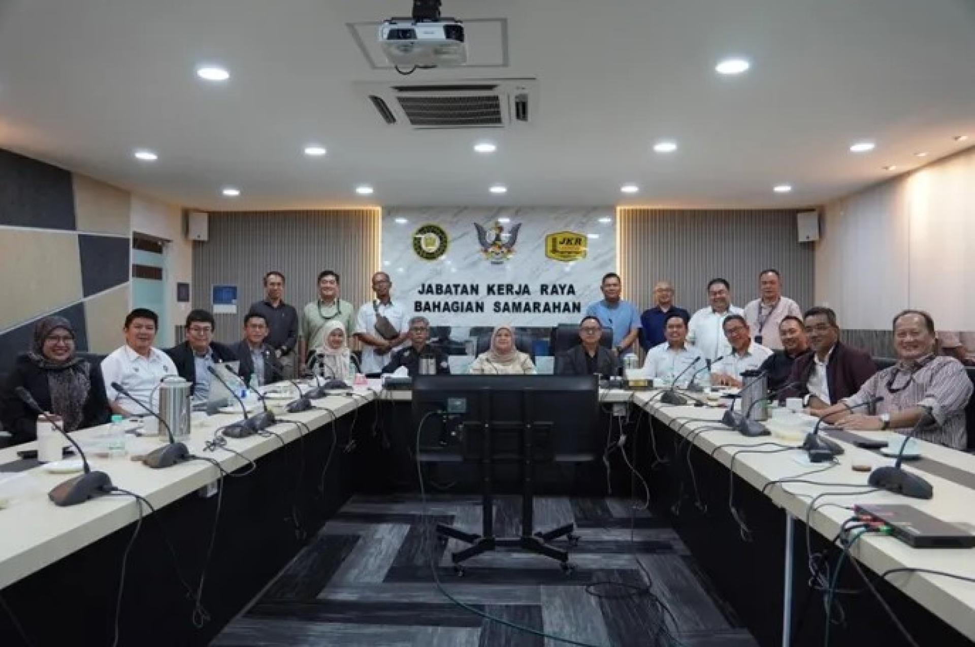 鲁比亚（中）于2026年4月21日在三马拉汉公共工程局主持KUTS项目协调会议。