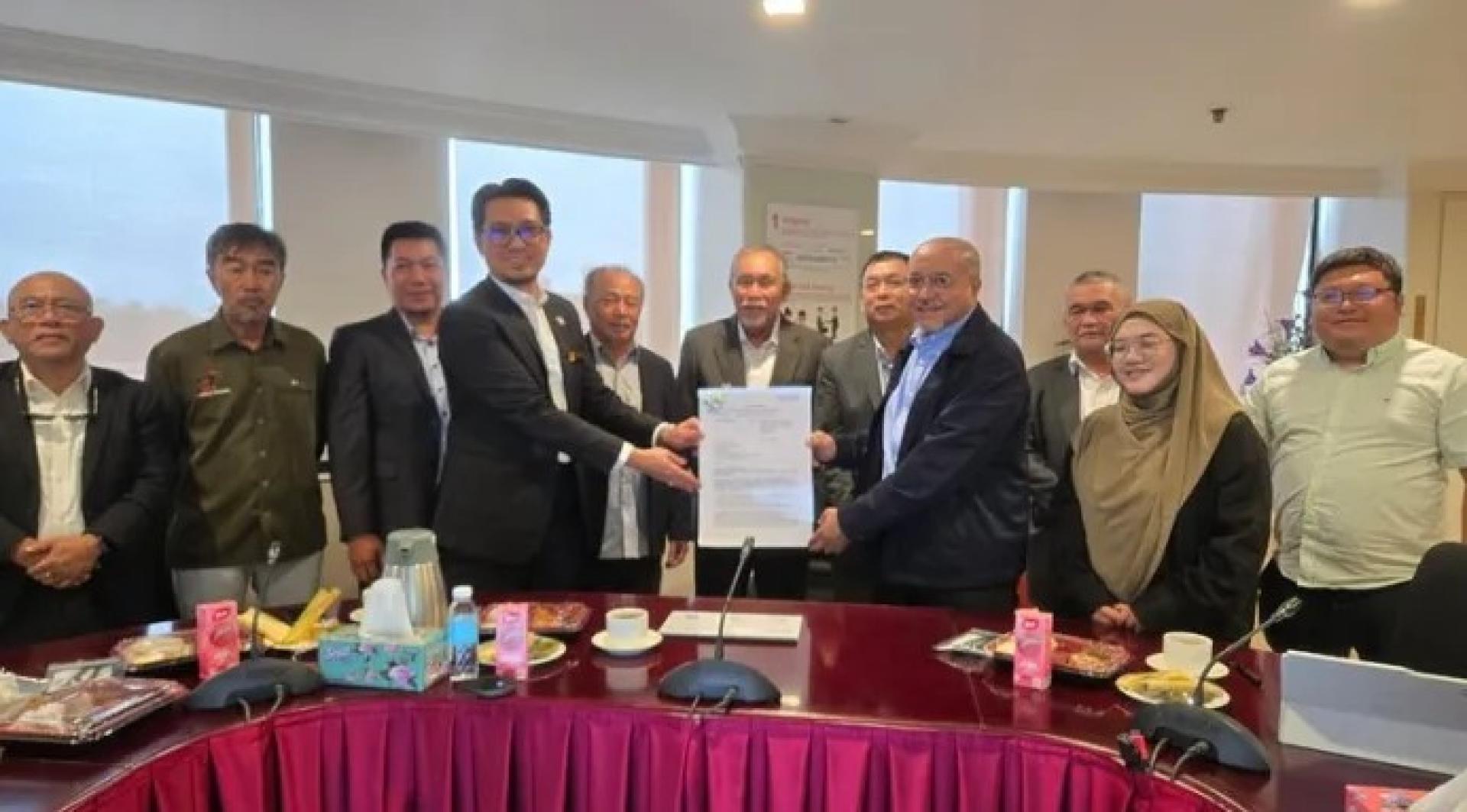 连达立（中）于2026年4月21日出席摩拉巴央国小道路工程移交会议。