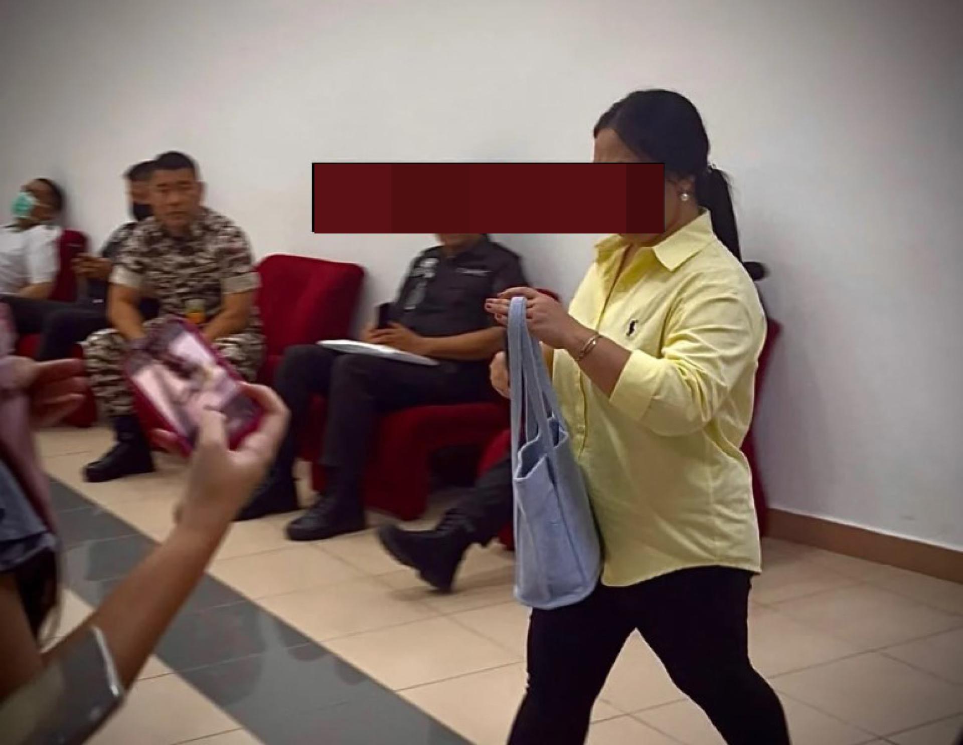 被告离开法庭一幕。