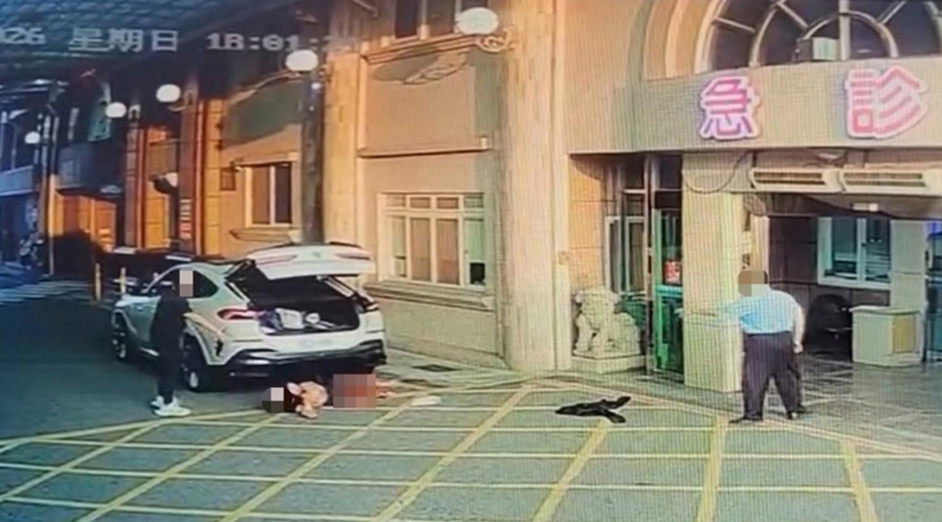 医院监视器拍下，主嫌陈男将徐男拖下车后，保全立刻上前关切。