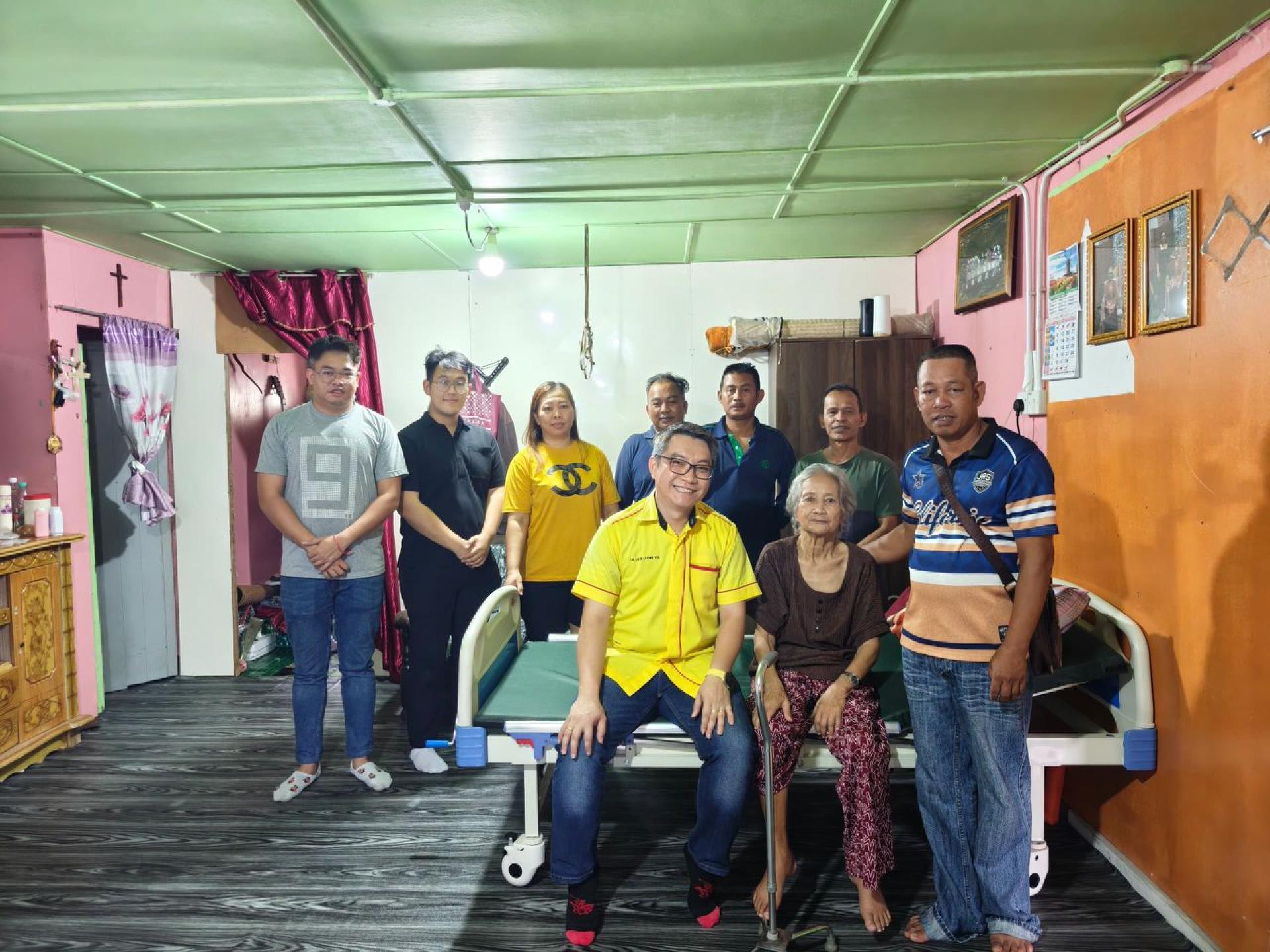 市议员劉儱語（左）与其团队积极协助一户有需要的家庭。