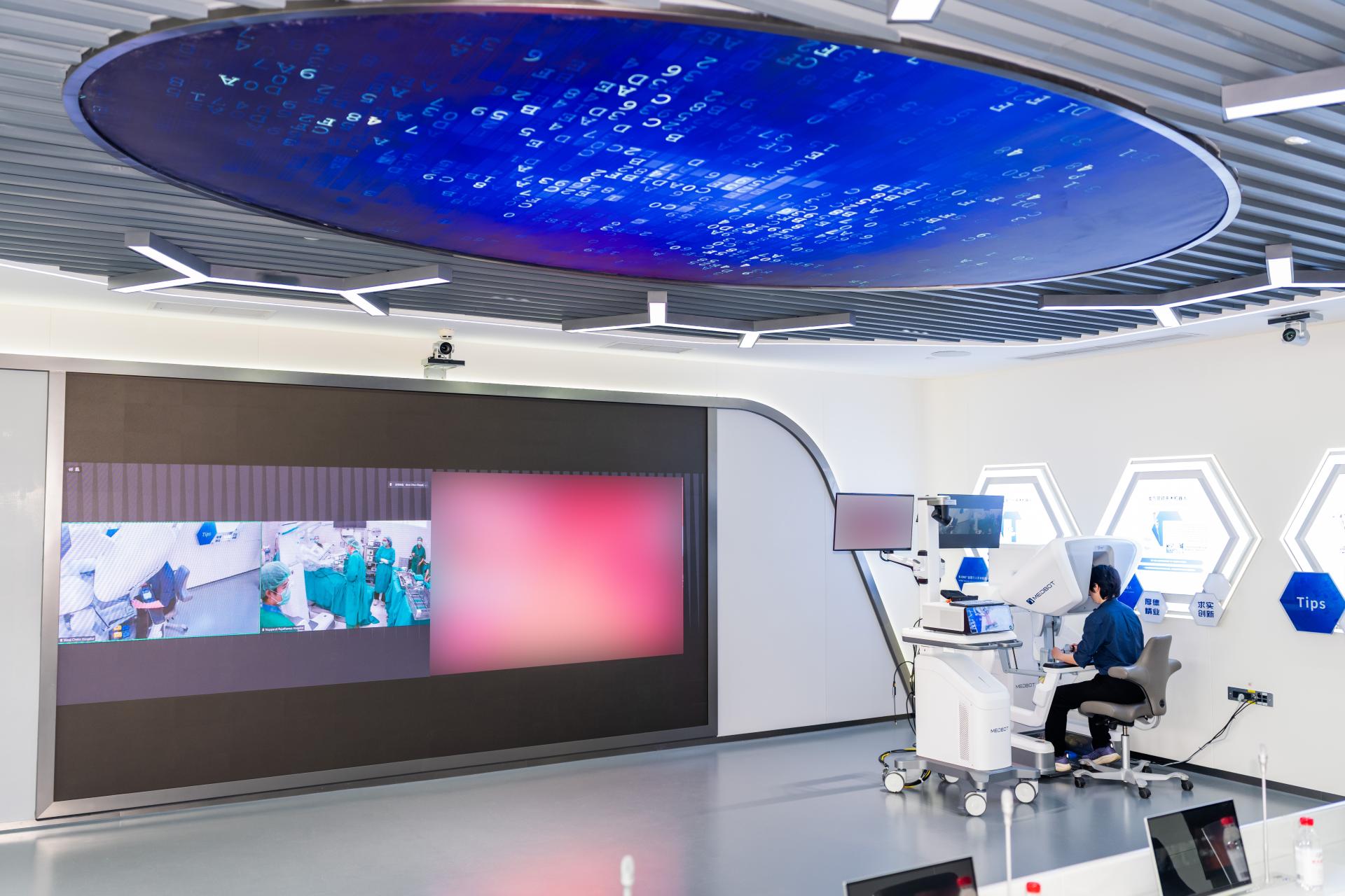 在四川大学华西医院，医生操作手术机器人为泰国患者远程手术。（四川大学华西医院供图）