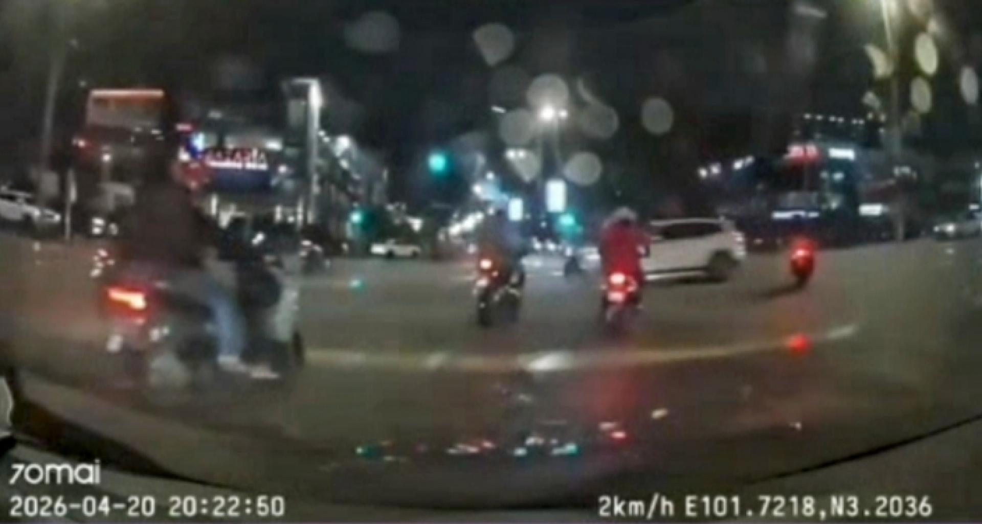 摩托车待红绿灯转为绿灯时行驶，不料一辆车子从另一车道行驶。