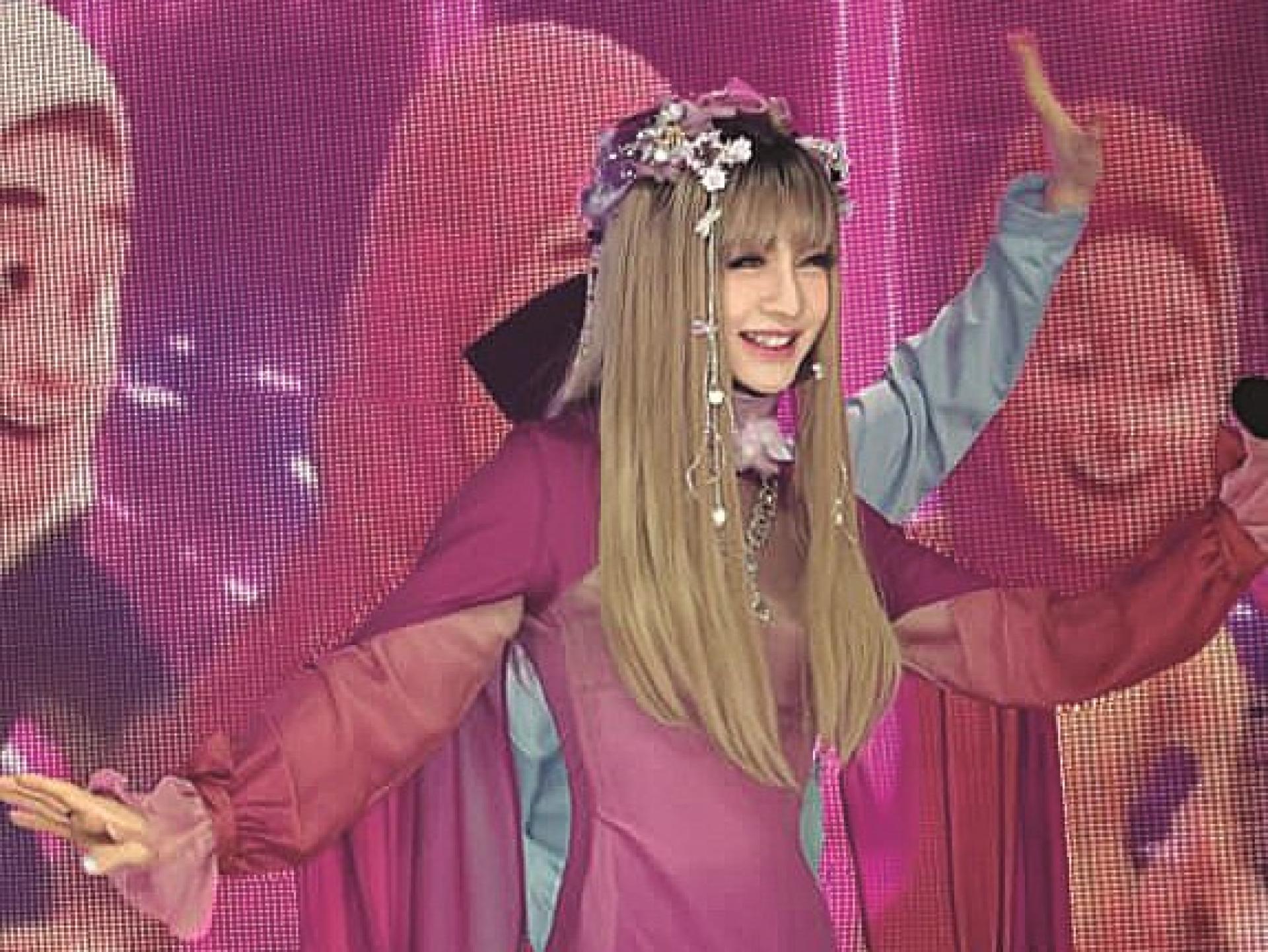 钟洁希在庆功宴上演唱《Satu Suara Raya》及《Mari Menari Raya》。