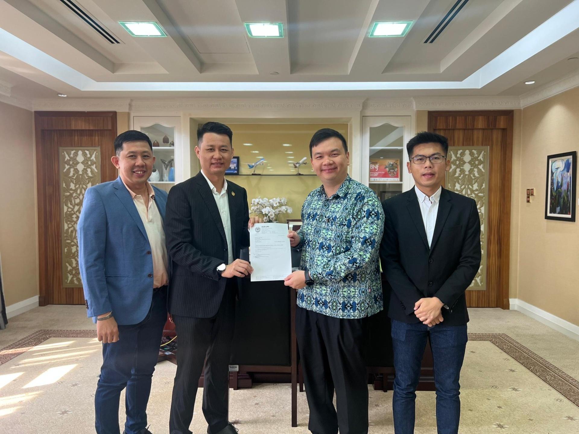 林思健（左2）在团队陪同下移交建议书予联邦旅游、艺术和文化部副部长赵俊文（右2）时摄。