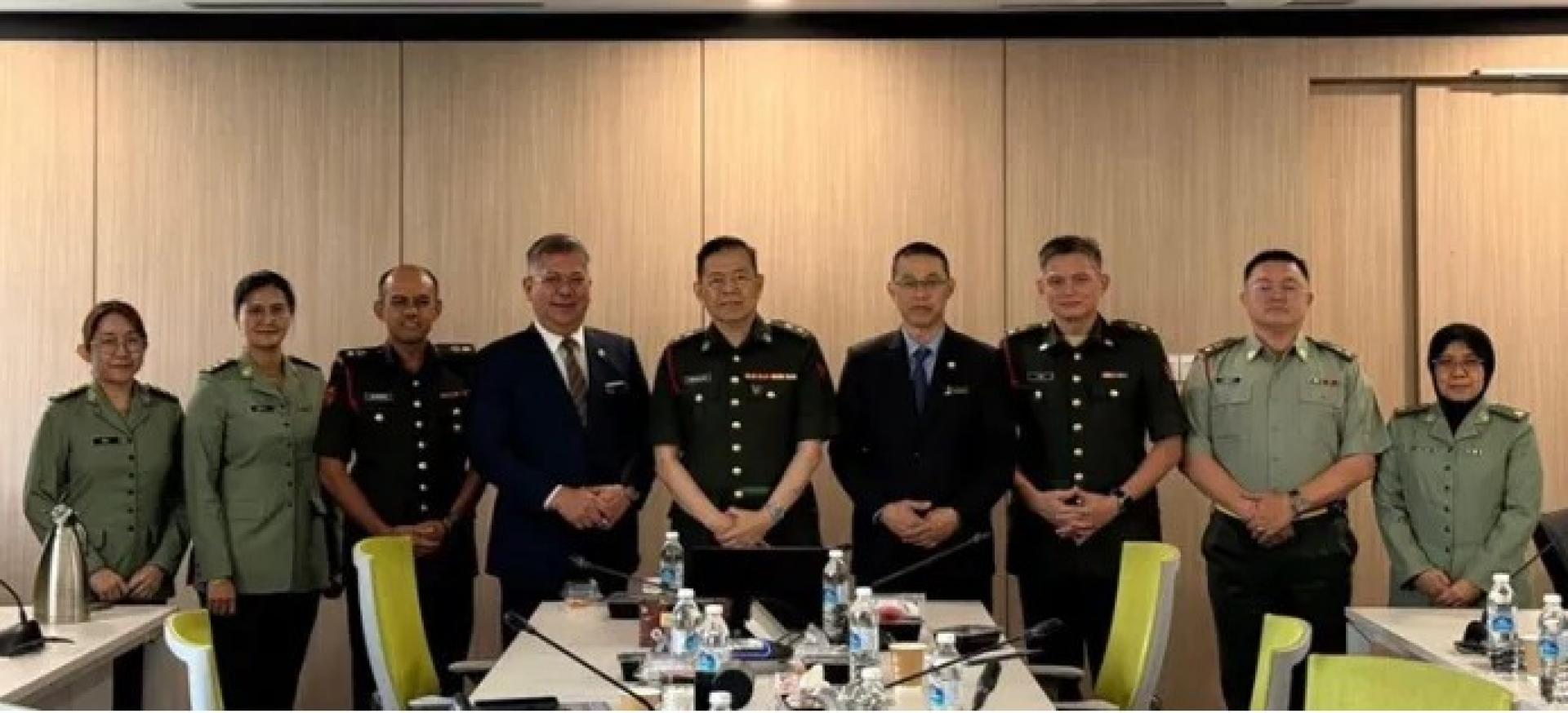 拿督斯里莫哈末再迪（中）与砂拉越国民军赋能委员会成员于2026年4月21日会议后合影。（图片：Ukas）