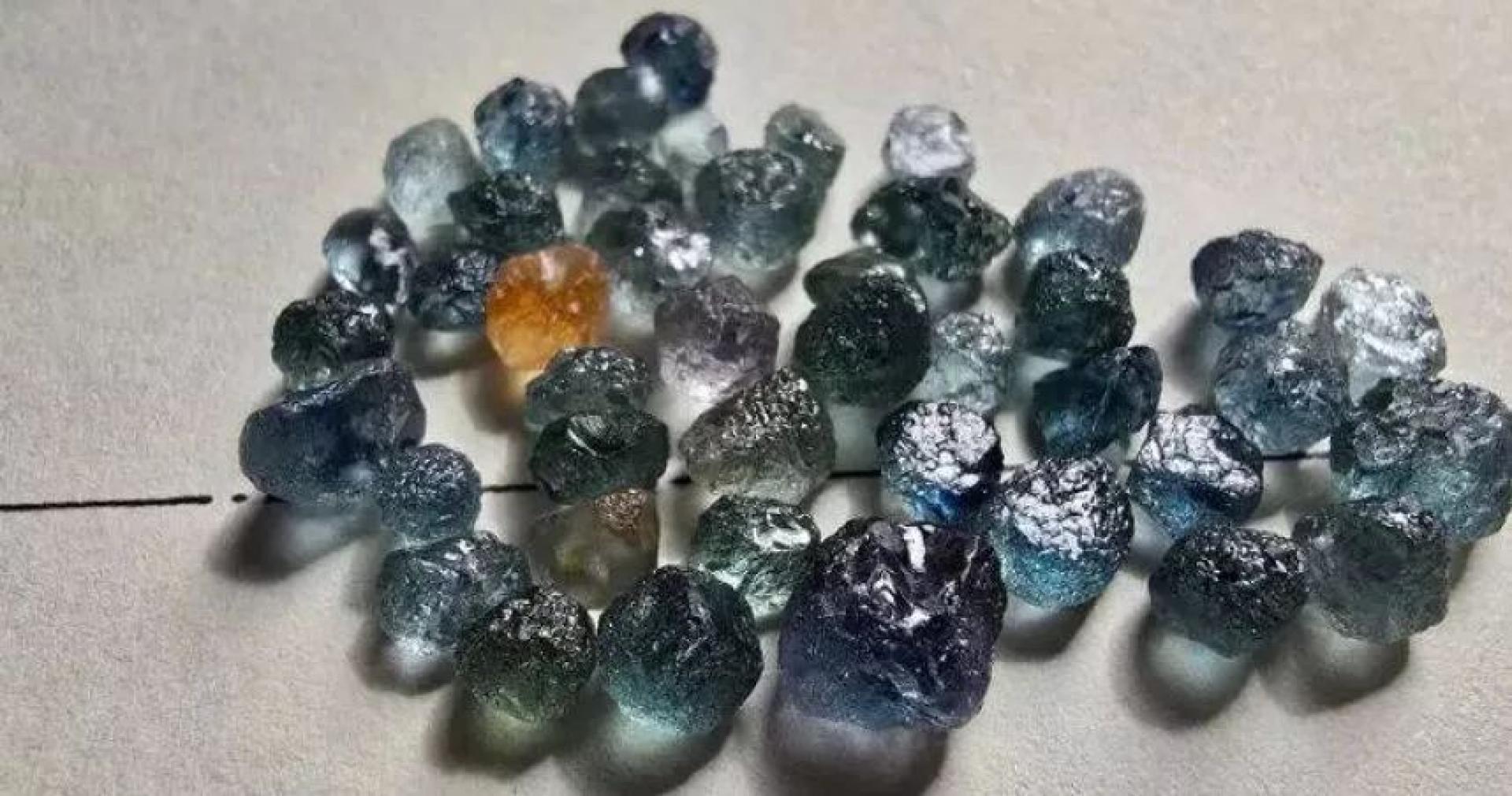 女网友在Reddit宝石论坛贴出一张色彩缤纷的蓝宝石照片。