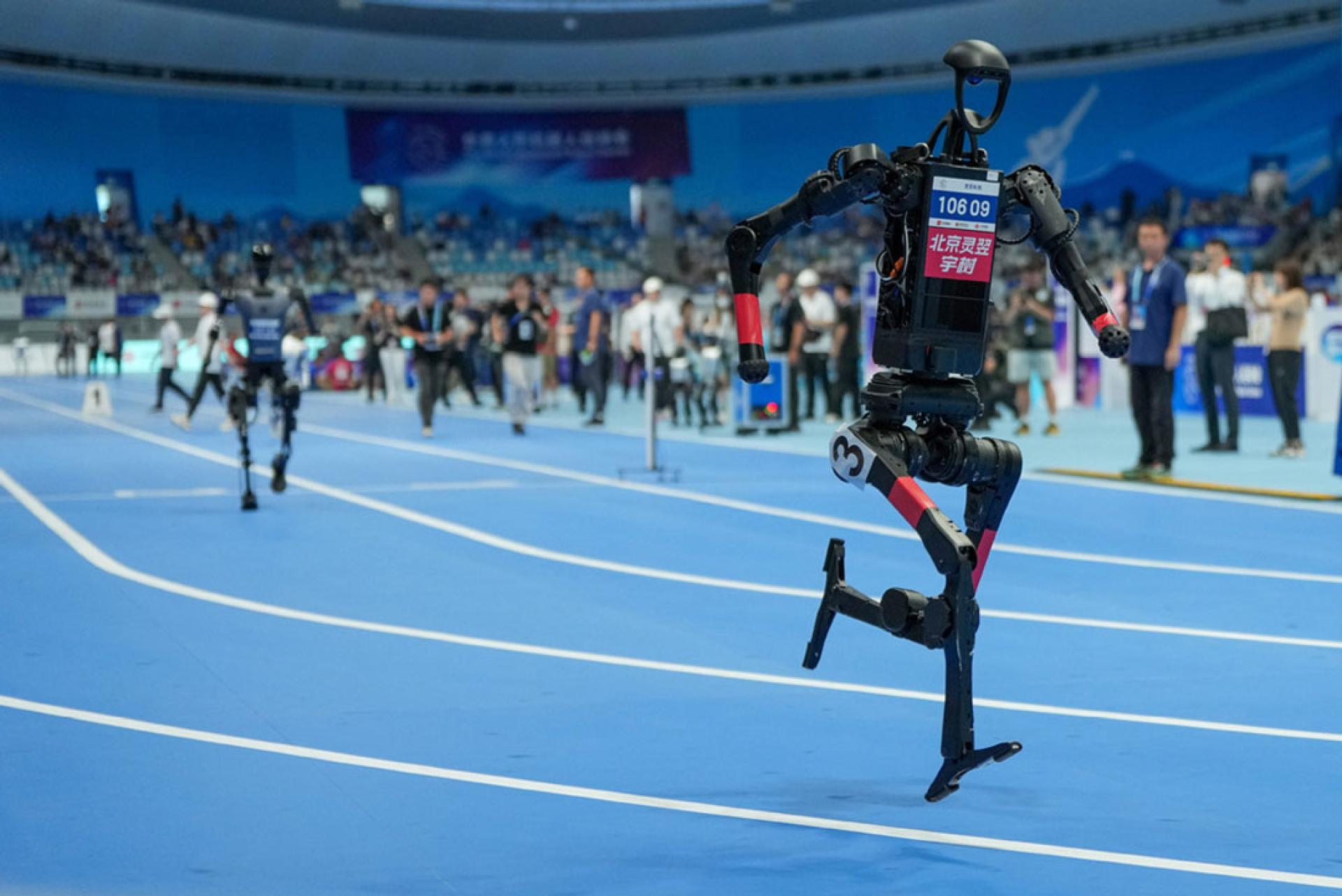 2025年8月17日，在世界人形机械人运动会4×100米接力决赛中，来自灵翌科技队的人形机械人（前）在比赛中。（新华社档案照）