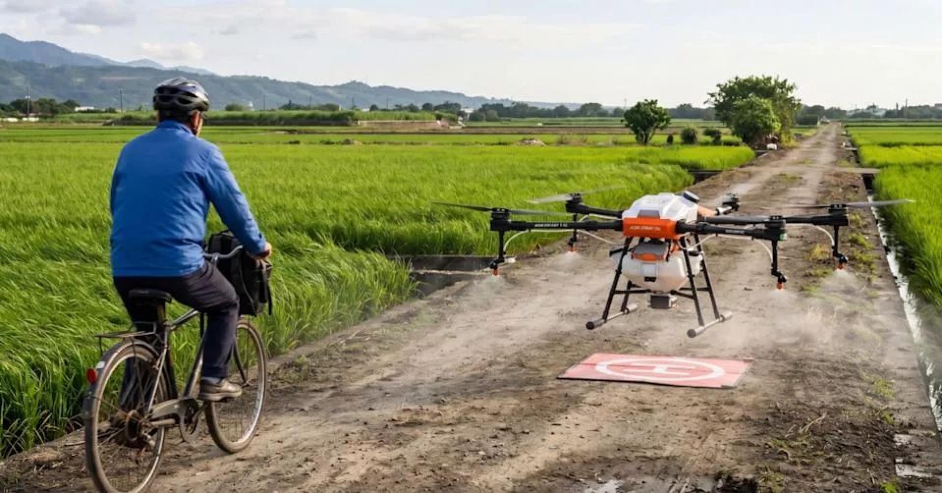 无人机在降落过程发生意外，螺旋桨击中路过骑士头部。（示意图）