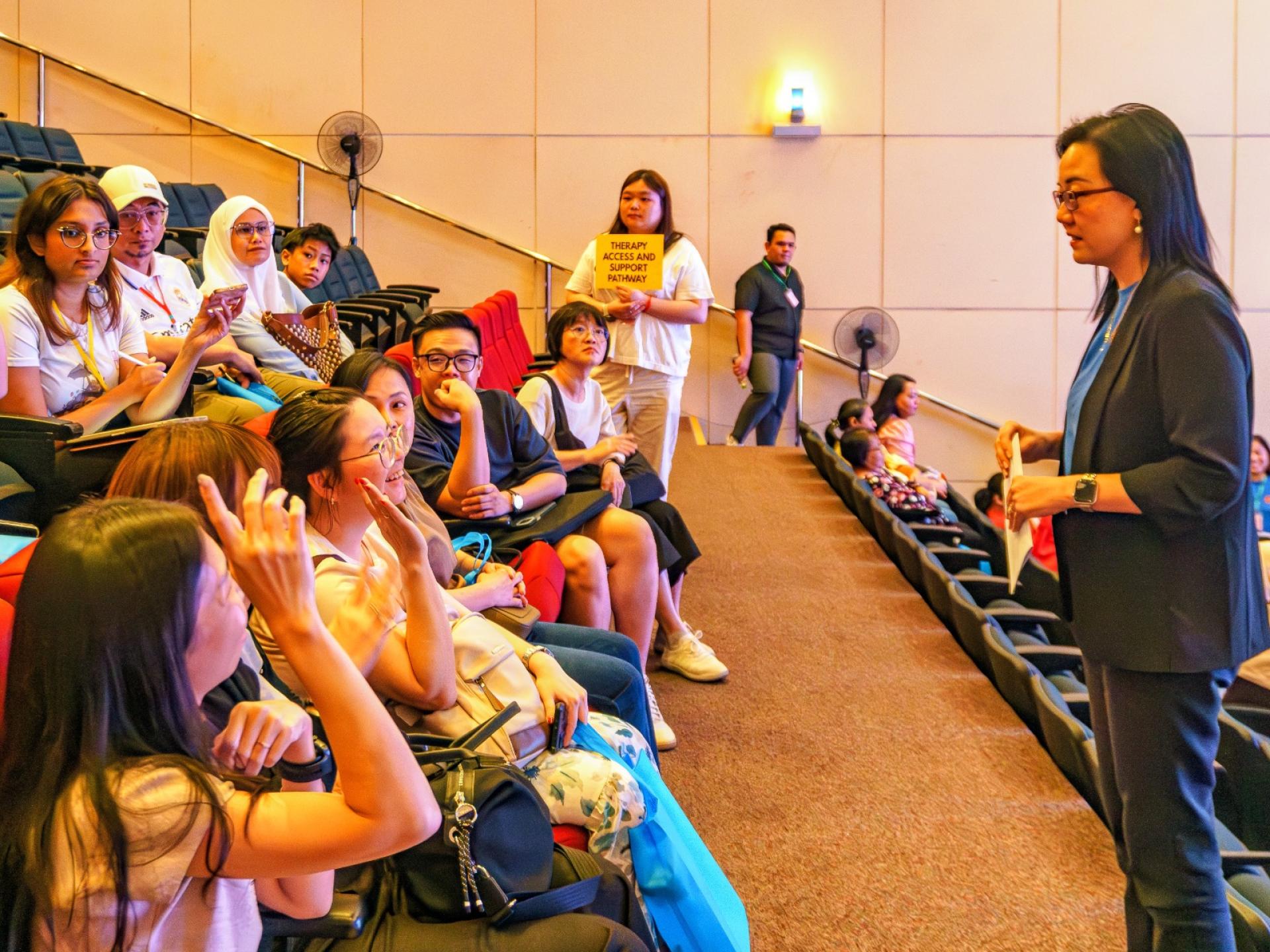 SPENT支援小组顾问Diana Wee医生与参与者互动并收集反馈。