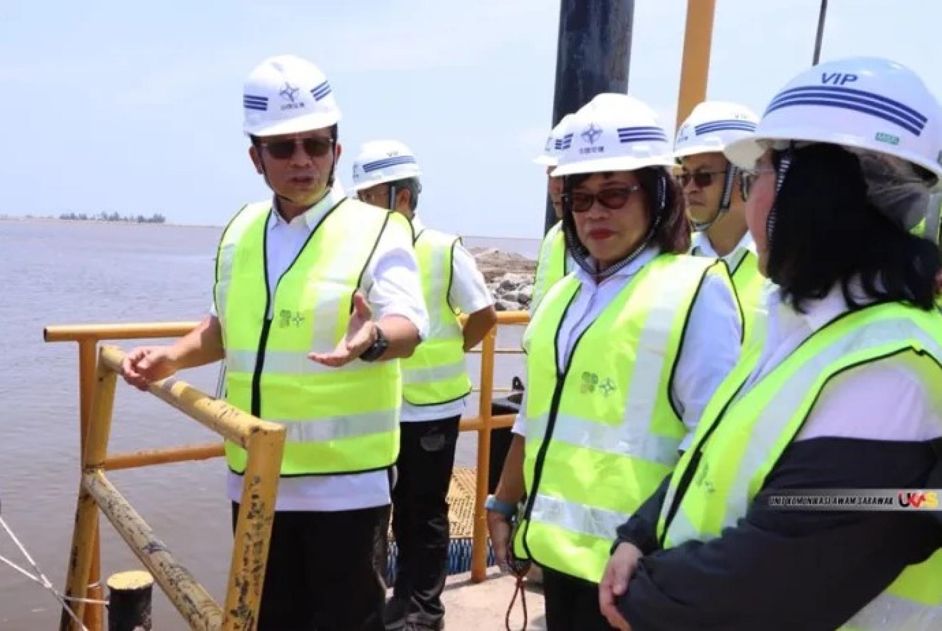 阿布峇卡（左）于2026年4月20日视察瓜拉巴南巴当巴南三角洲疏浚工程现场。（图片：Ukas）