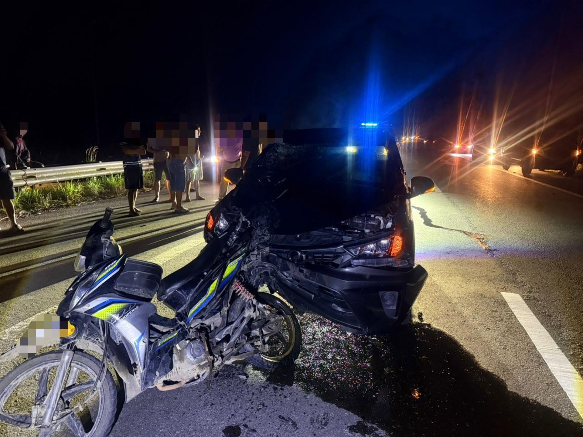 事故现场一辆摩托车与轿车发生碰撞，现场一片狼藉。