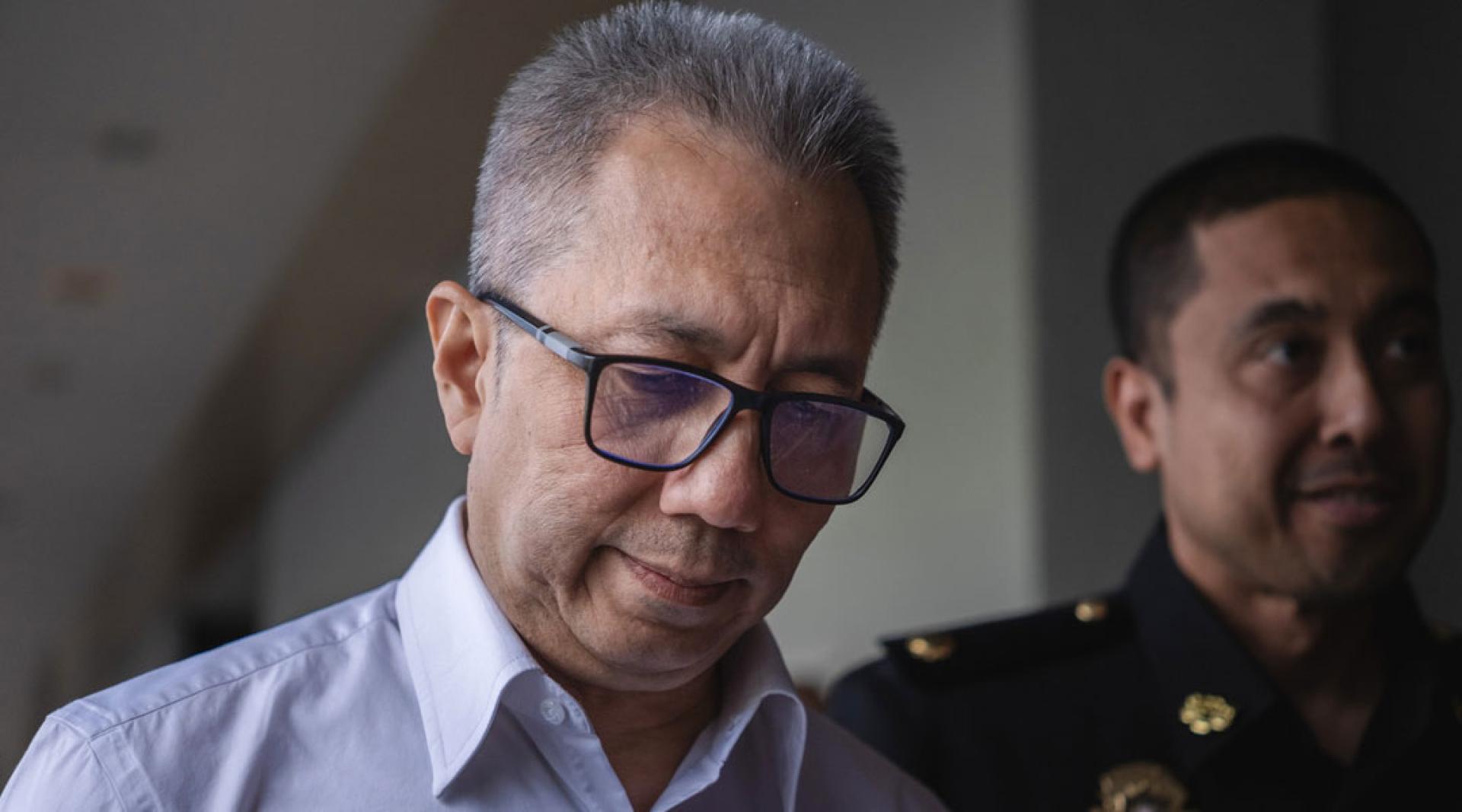 哈兹里哈山（左）因涉嫌挪用土地测量师局13万令吉资金，周三被控上法庭，但他否认有罪。