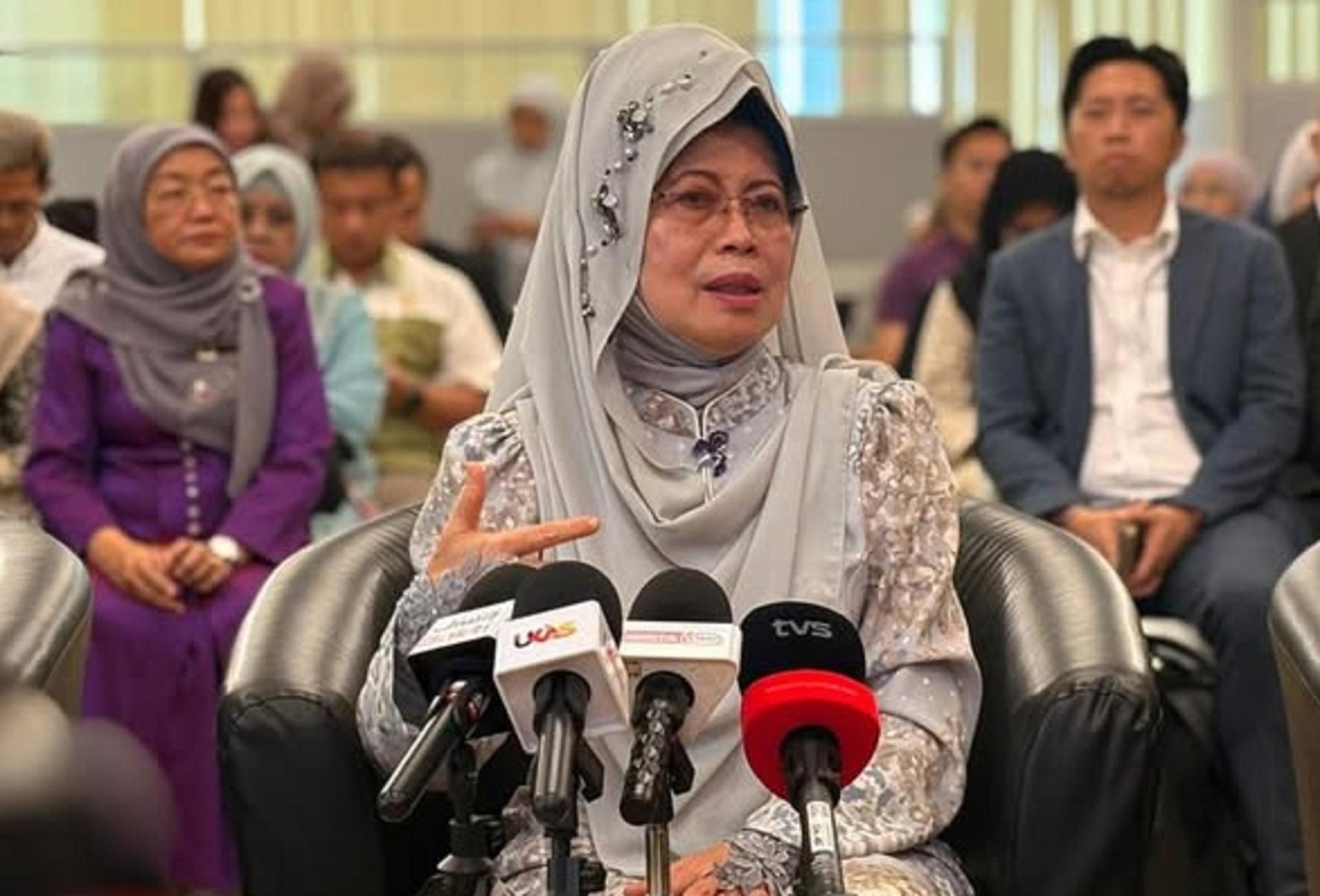 陈赛明在新闻发布会上发言。