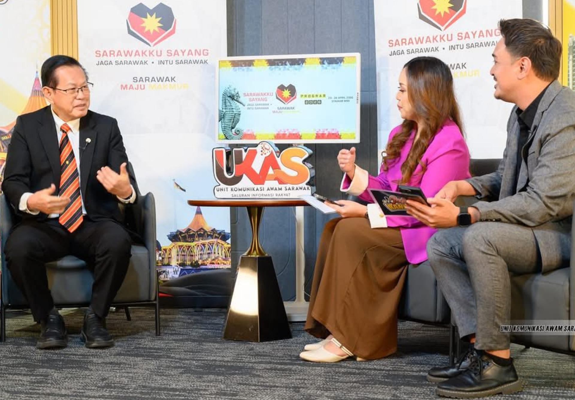 拿督斯里李景胜接受主持人的访问。