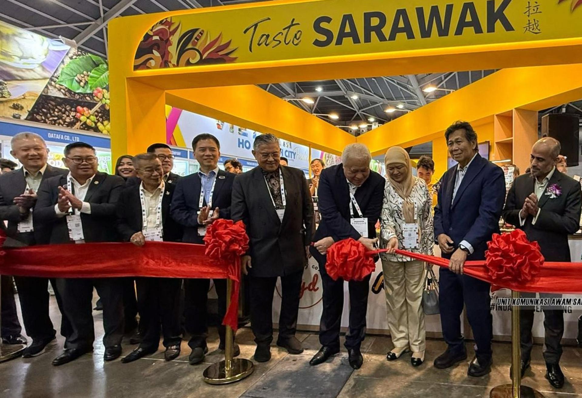 砂副总理拿督阿玛阿旺登雅（右4）为砂拉越展馆主持开幕。