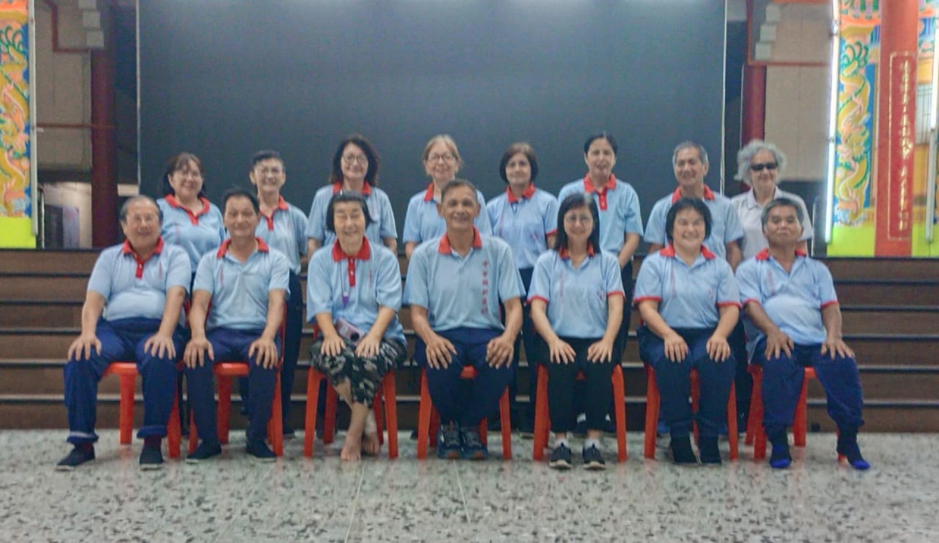 筹备会成员合影，左3为筹备会主席陈遵仁，中为站长杨振平。