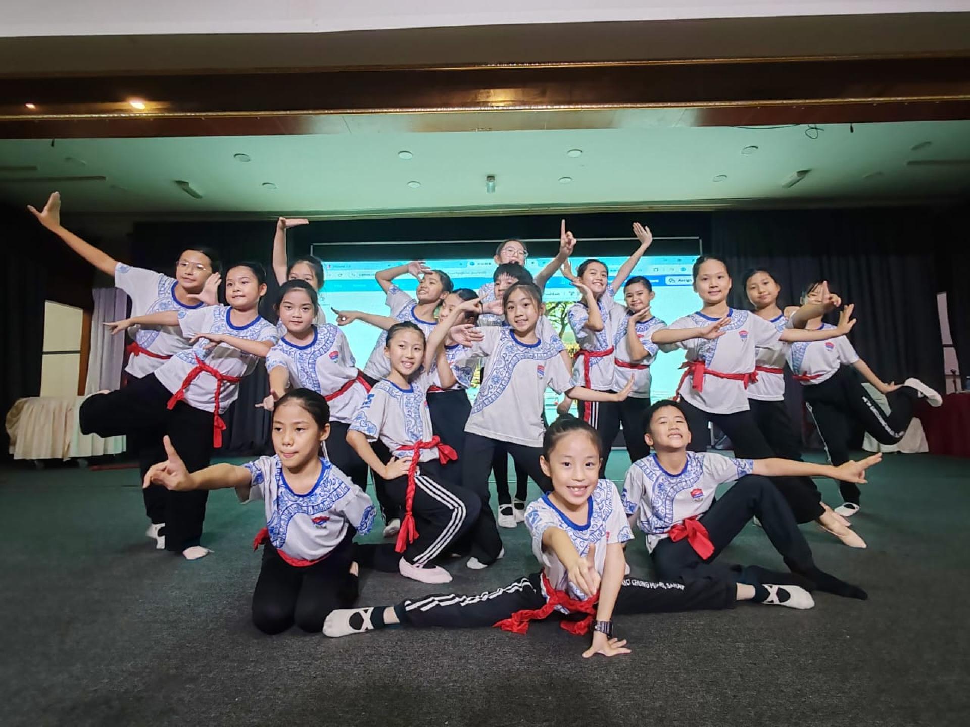 美里中华公学学生进行舞蹈彩排，将在世华大会欢迎宴上呈献演出。