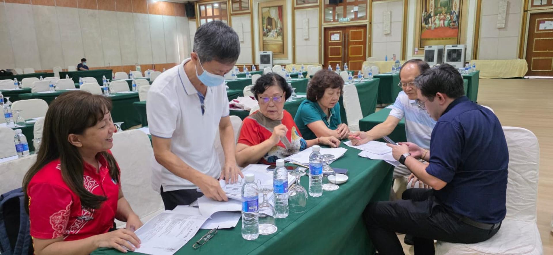 美里笔会理事聚商世华大会事宜与工作安排。