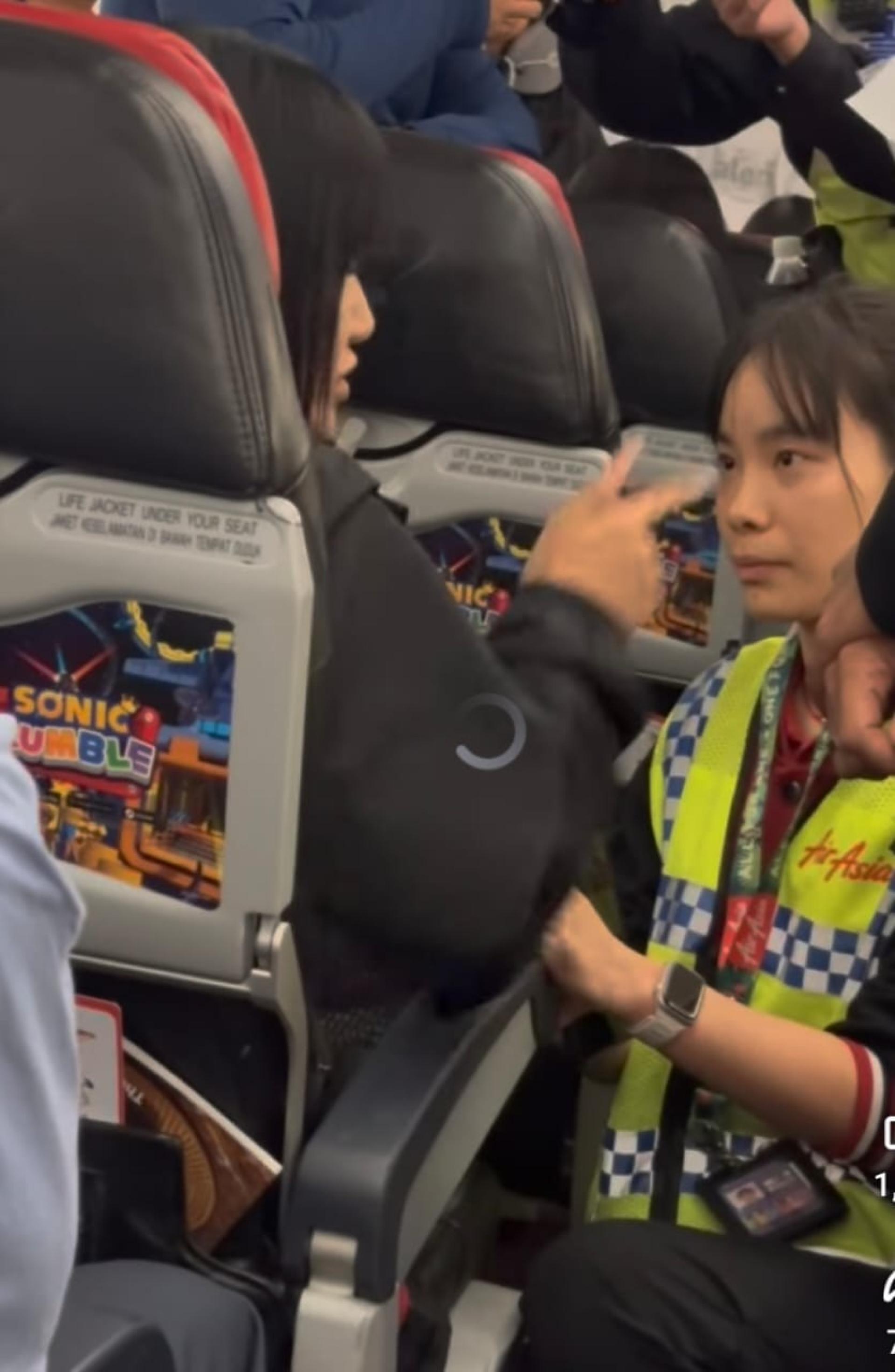 女子向地勤人员投诉，空服人员不谙中文。