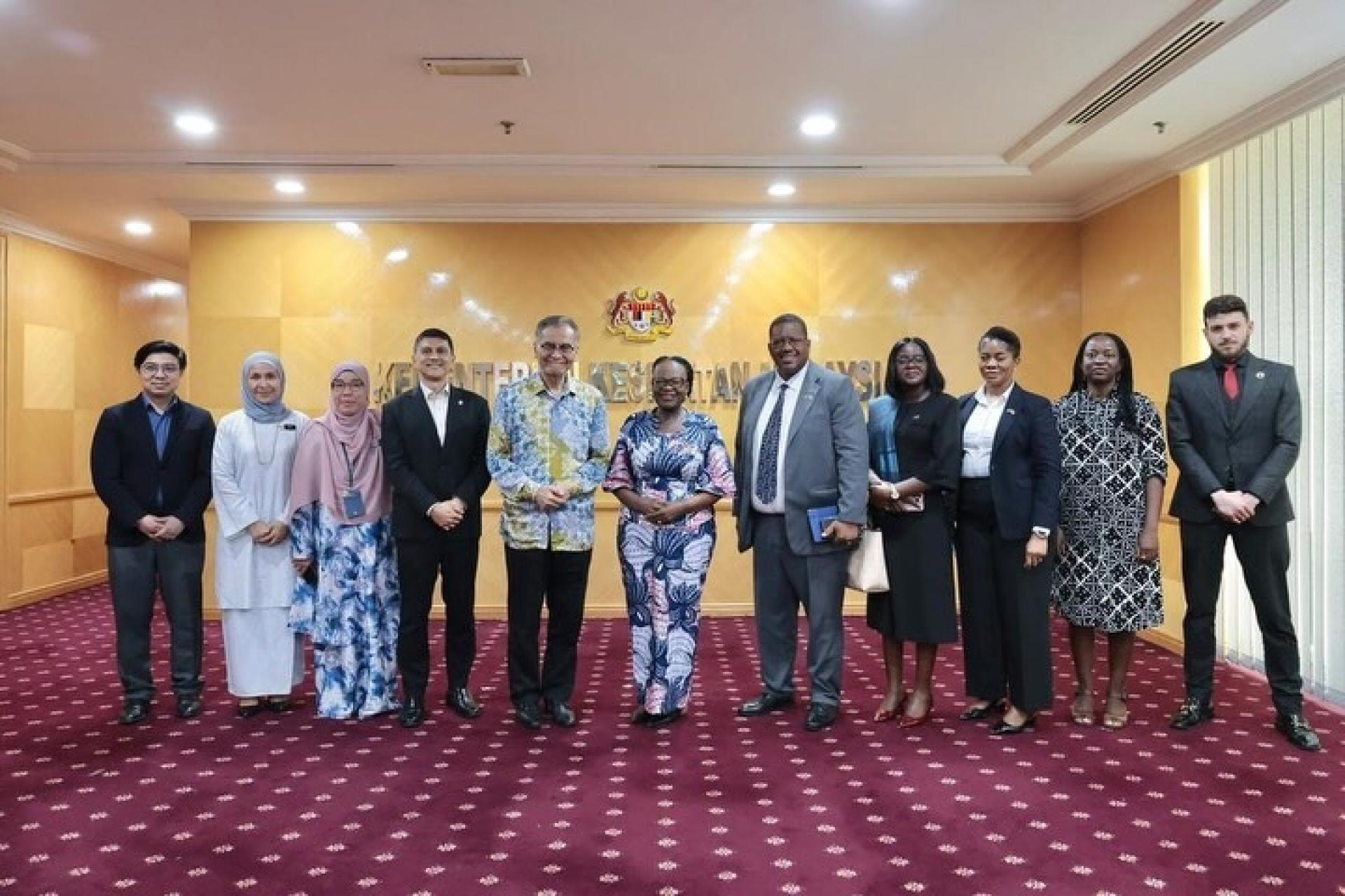 祖基菲里（左5起）接待来自纳米比亚共和国国际关系与贸易部长穆萨维伊及团队时合影。