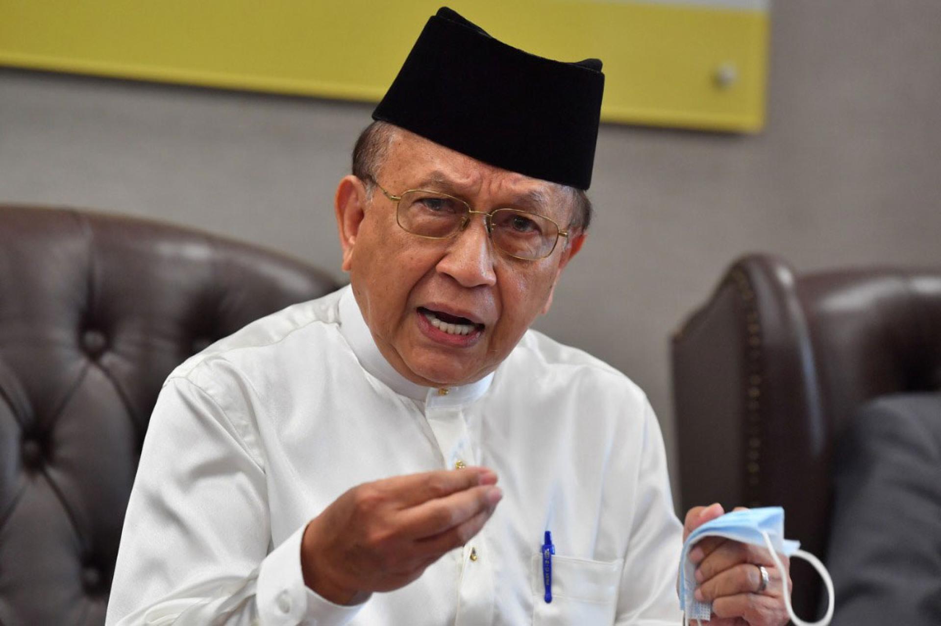 莱士雅丁认为，四大酋长罢黜最高统治者端姑慕赫力兹殿下的举动，是有效的，并建议双方以友好的方式解决这场王室危机。