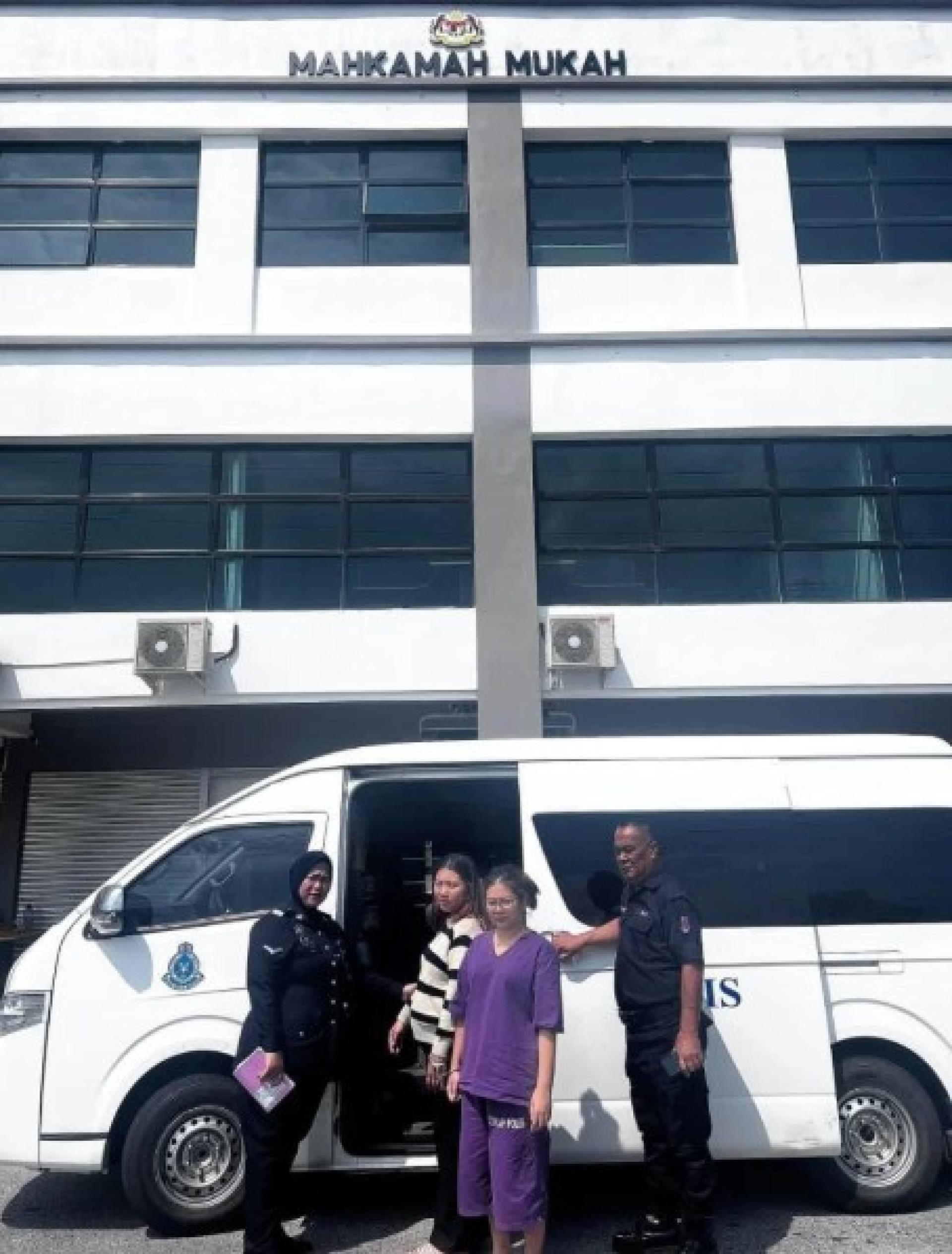 两名女子在判刑后被押上警车。