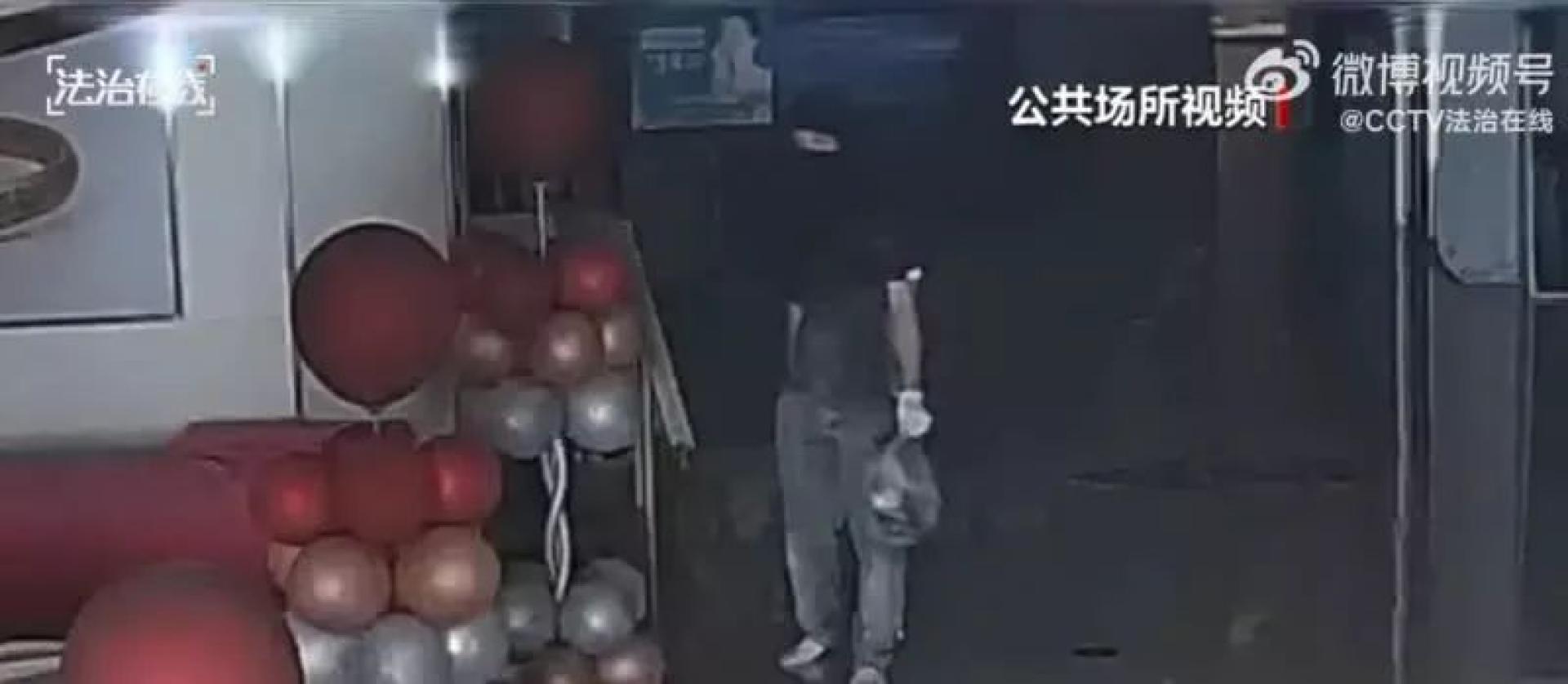 中国一窃贼在通风管道内潜伏9小时，盗走四川一间商场内金饰店价值人民币148万元的金饰。