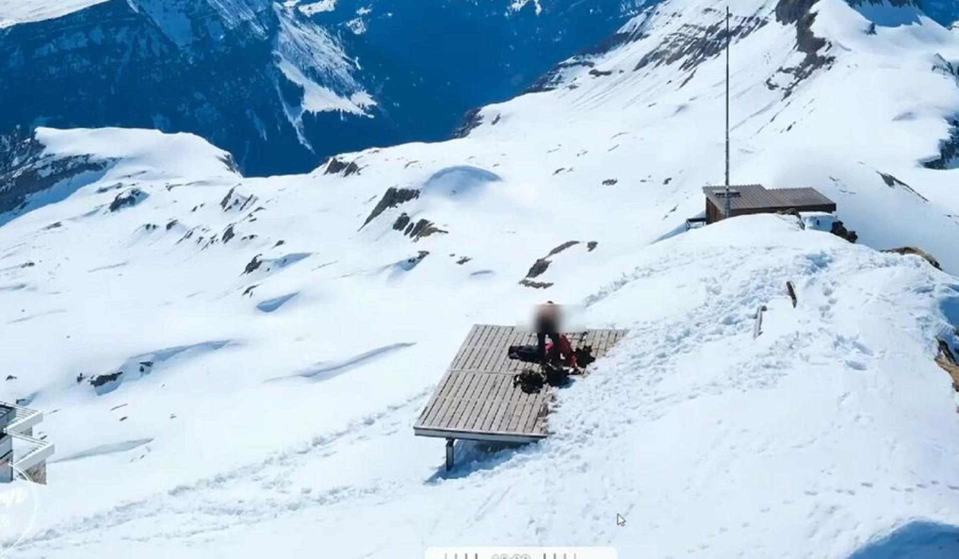 情侣在海拔约2681米山顶停留时进行亲密行为，过程遭气象镜头记录。