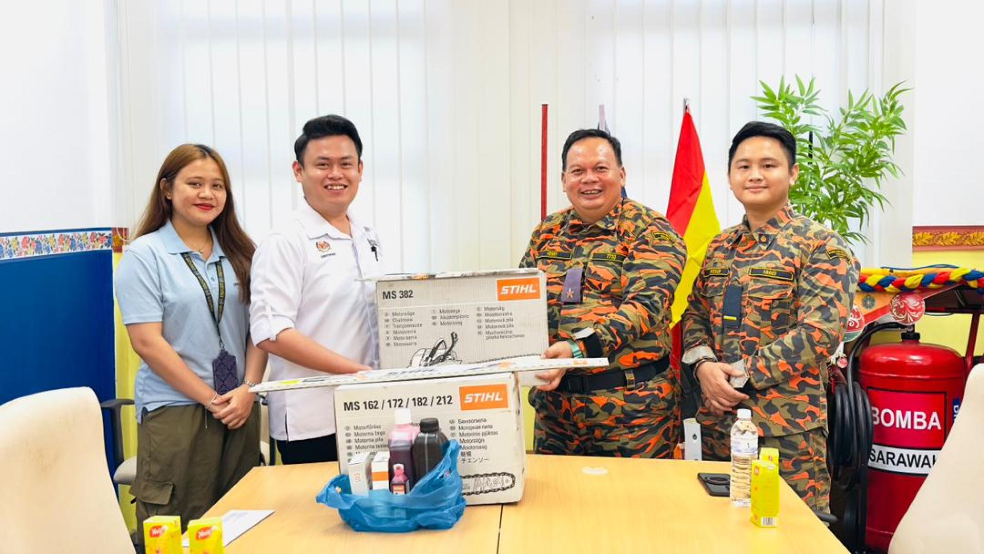 克里斯托弗哲曼（左2）代表赵俊文移交两台链锯予罗东消拯局局长亨利（右）。