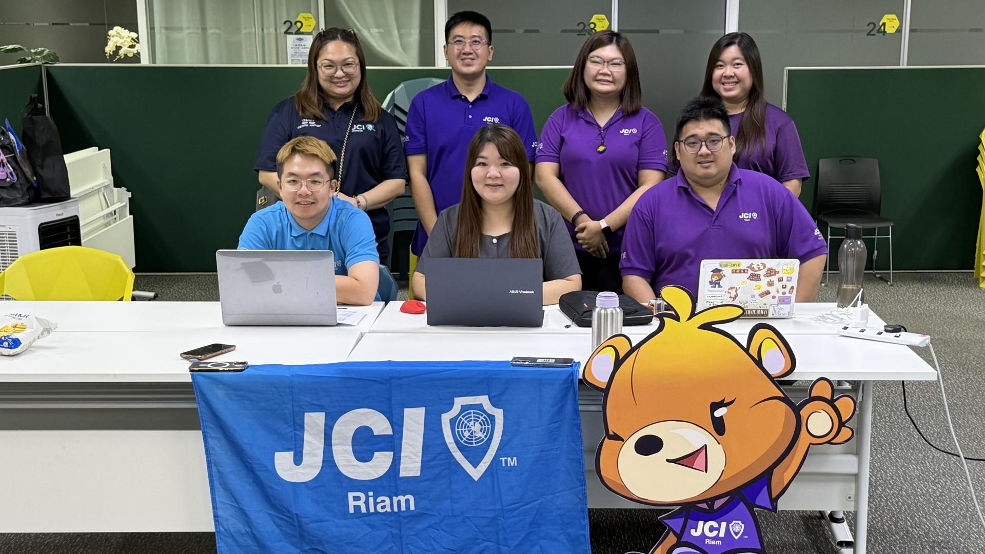 美里廉律国际青年商会招募与留任工作坊筹备会委员合照。前左起为会长林孝健与筹委会主席容瑞芳。